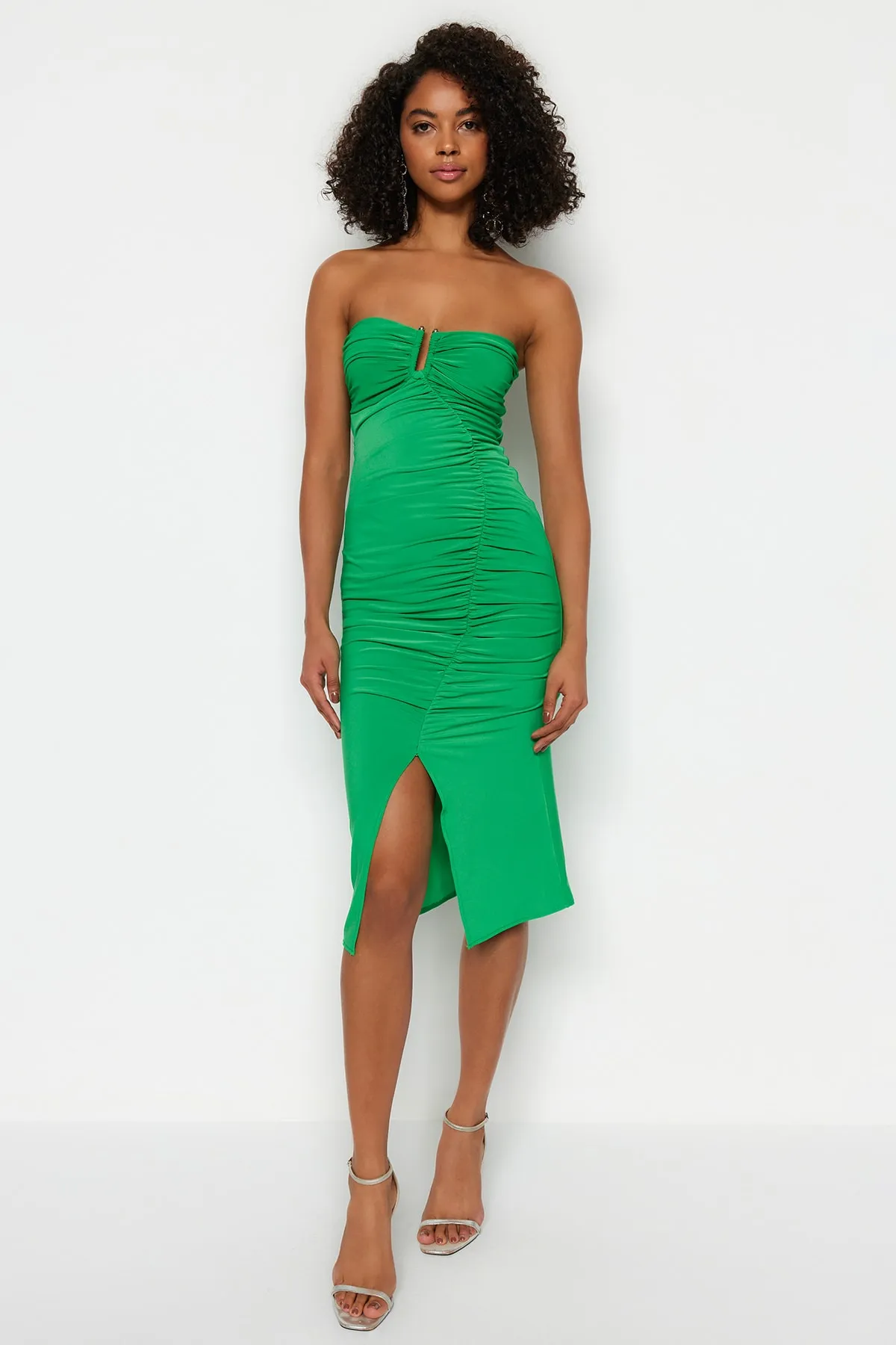 Trendyol Collection  Grünes, tailliertes, drapiertes Abendkleid mit Strickaccessoires TPRSS23EL00015
