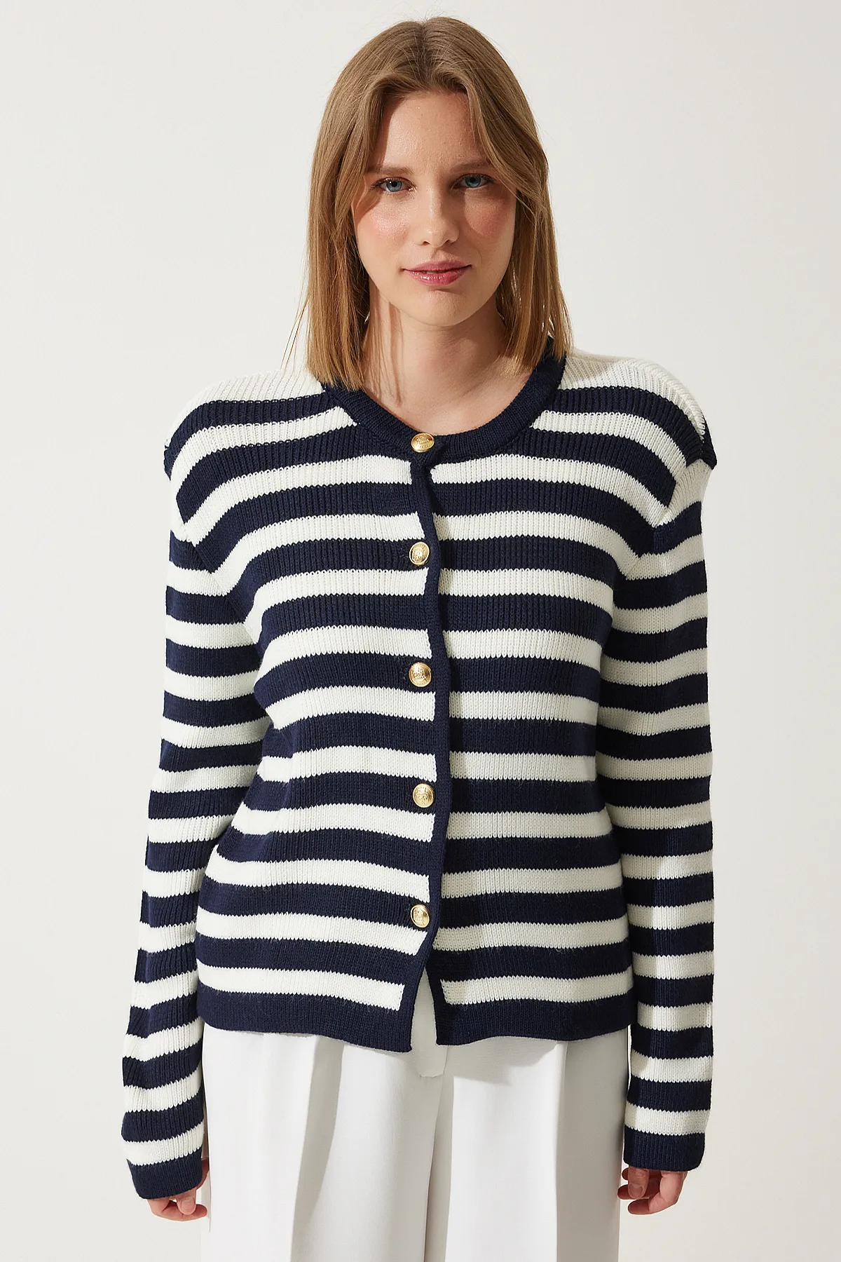 Happiness İstanbul  Gepolsterte Strickjacke mit Streifenmuster in Ecru/Marineblau für Damen US00859