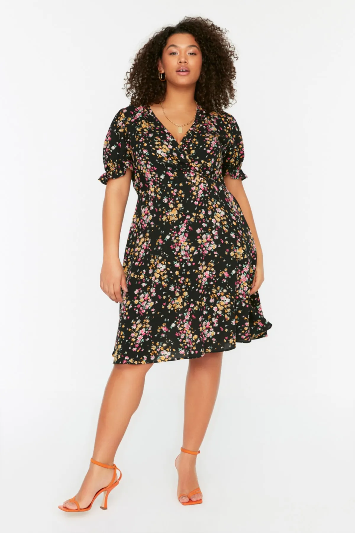 Trendyol Curve  Mehrfarbig gemustertes gewebtes Kleid mit V-Ausschnitt TBBSS22AH0078