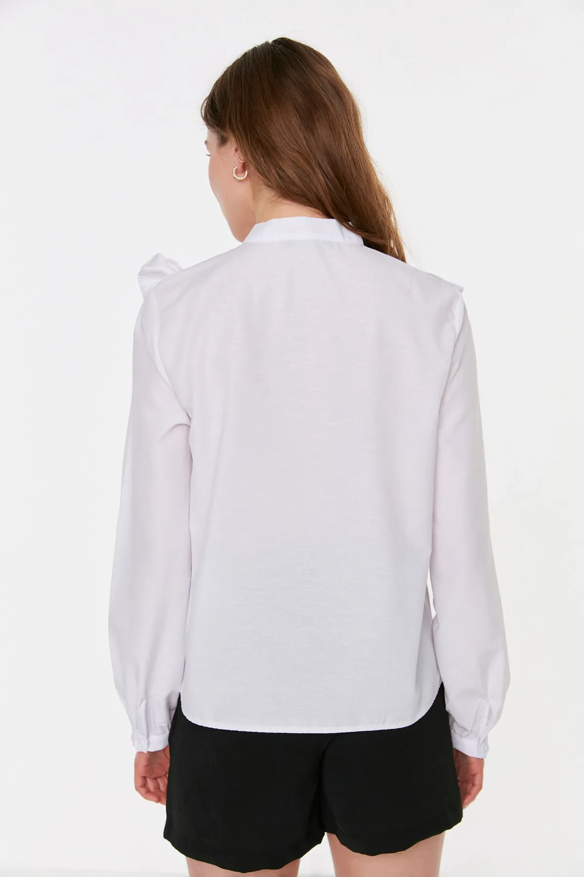 Trendyol Collection  Ecrufarbenes Baumwollhemd – Stickerei und Rüschendetail, normale Passform TWOSS22GO0250