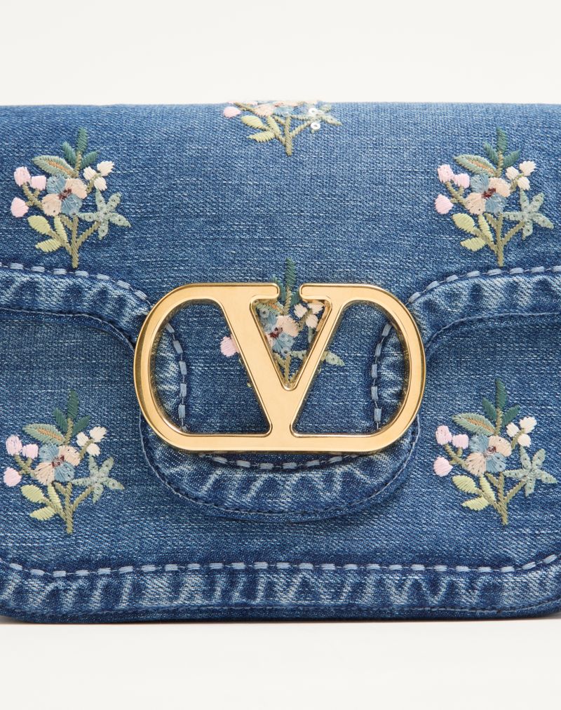 Bolsa de ombro Valentino Garavani Alltime média em denim bordado com alça de fita bordada.