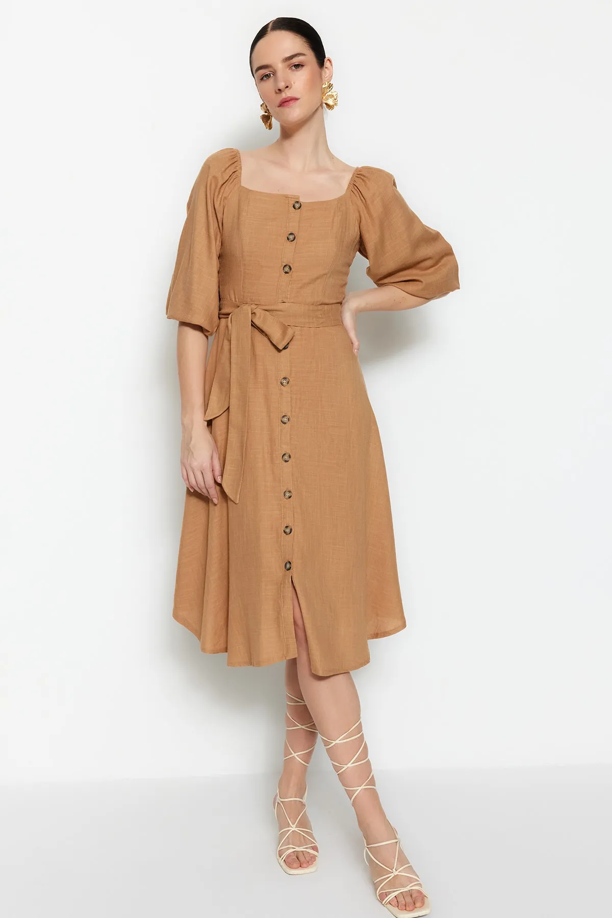 Trendyol Collection  Kamelfarbenes, gewebtes Midikleid mit Gürtel und Knöpfen und quadratischem Kragen TWOSS19IE0009
