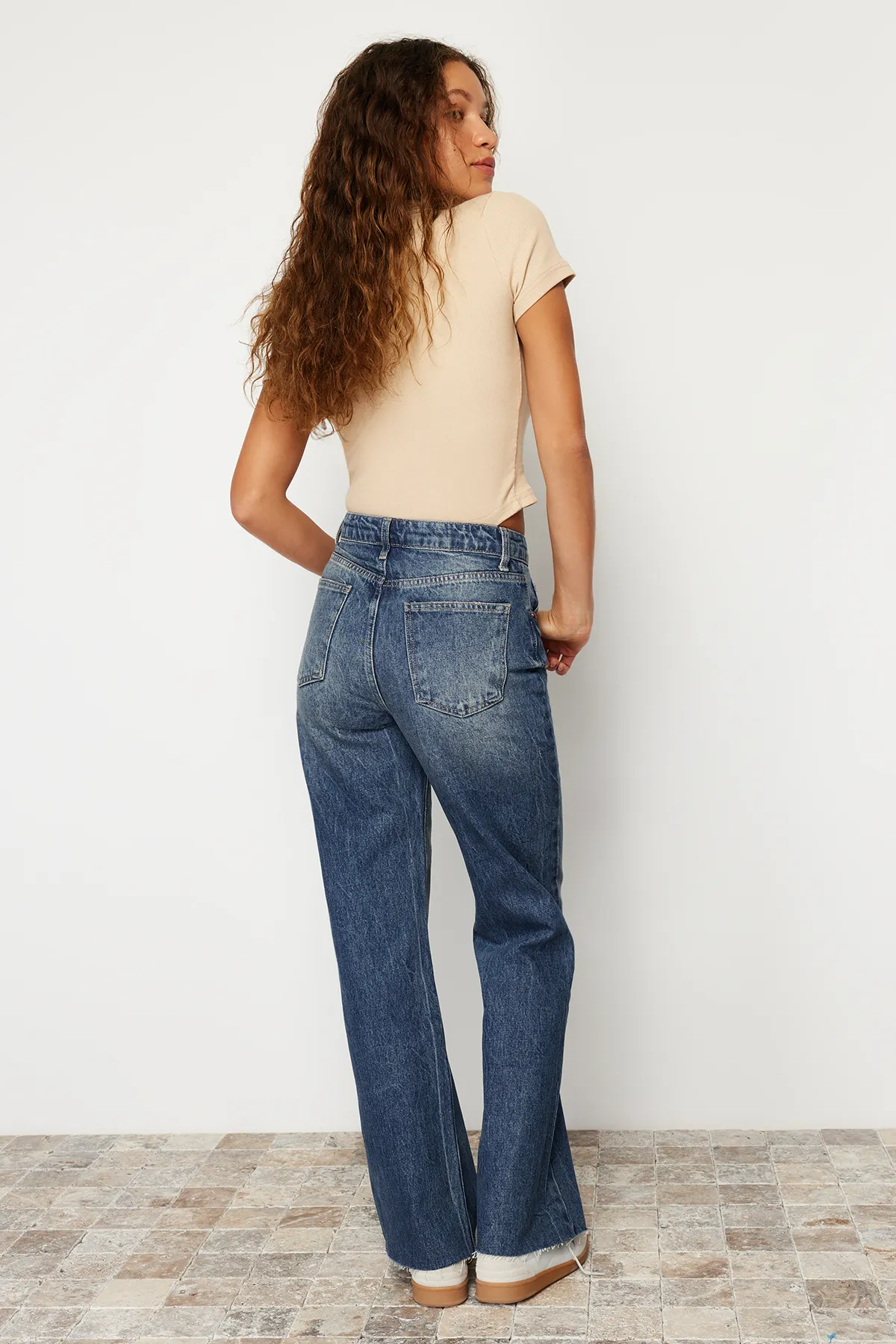 Trendyol Collection  Dunkelblaue, nachhaltigere, detaillierte High-Waist-Jeans mit weitem Bein TWOSS24JE00149