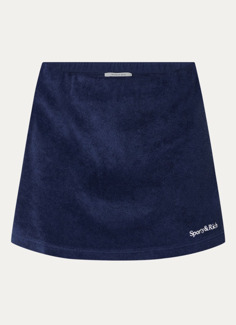 Sporttinen ja rikkaan serif-frotee-minihame, jossa logobrodeeraus