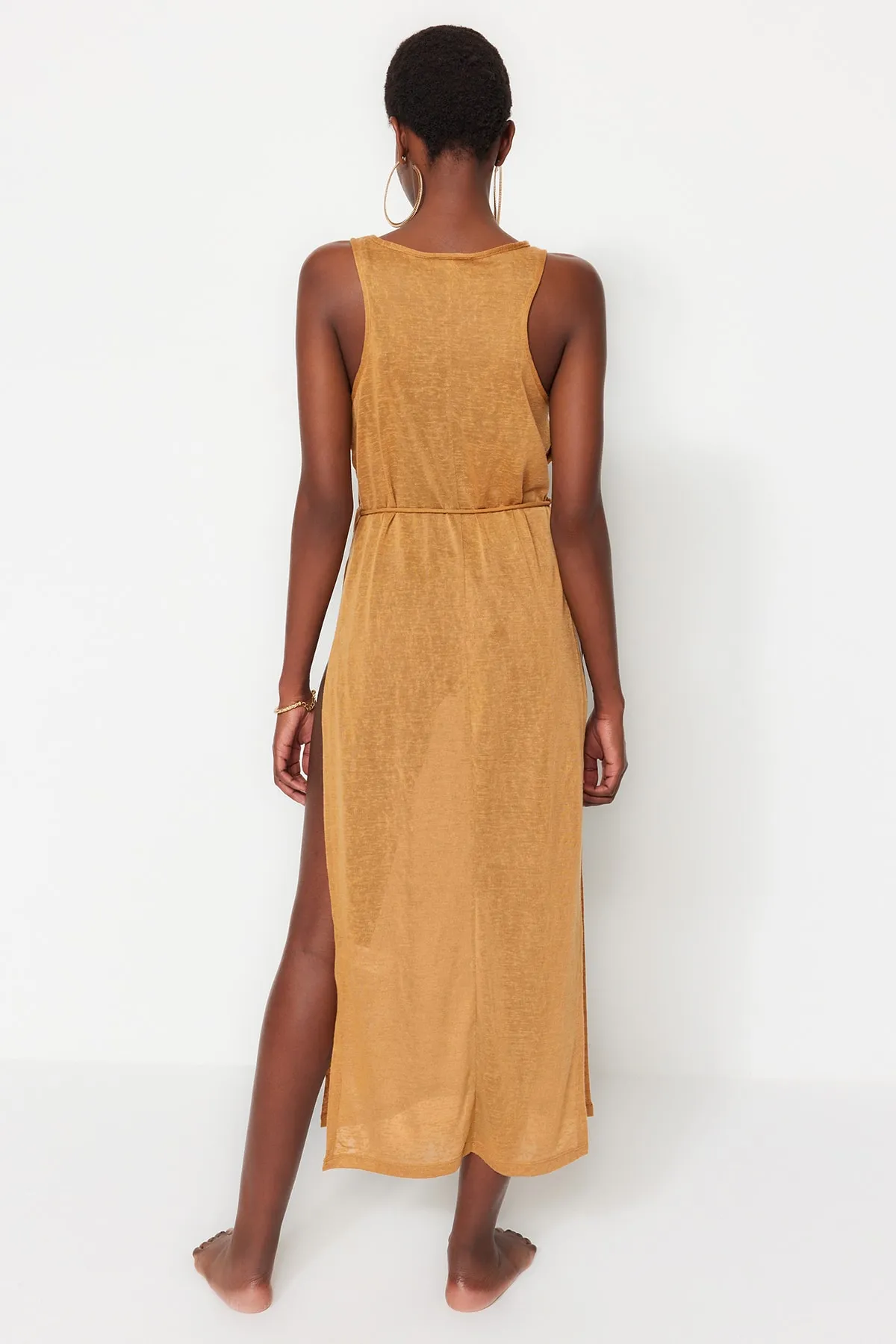 Trendyol Collection  Kamelfarbenes, gestricktes Maxi-Strandkleid mit Schlitz und Gürtel TBESS21EL2991