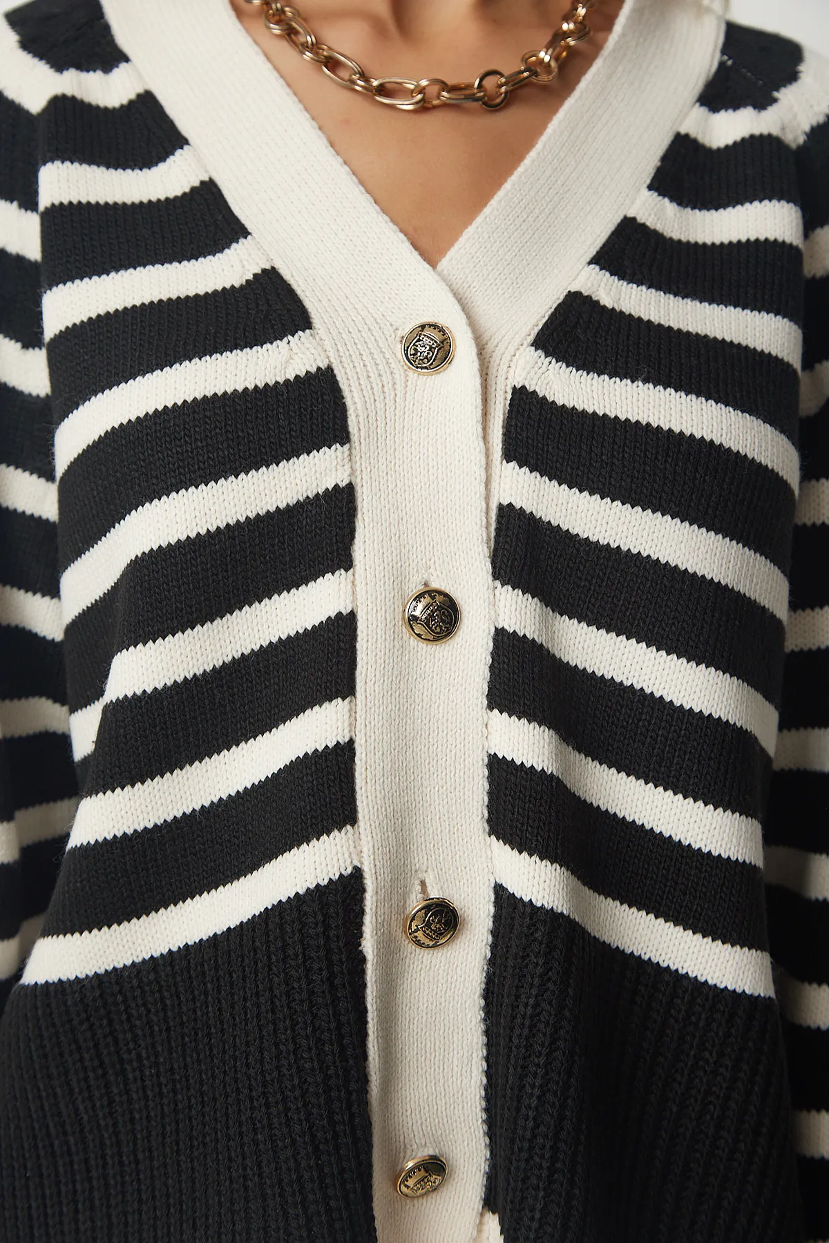 Happiness İstanbul  Schwarze Strickjacke mit Streifen und Metallknöpfen für Damen, BP00149
