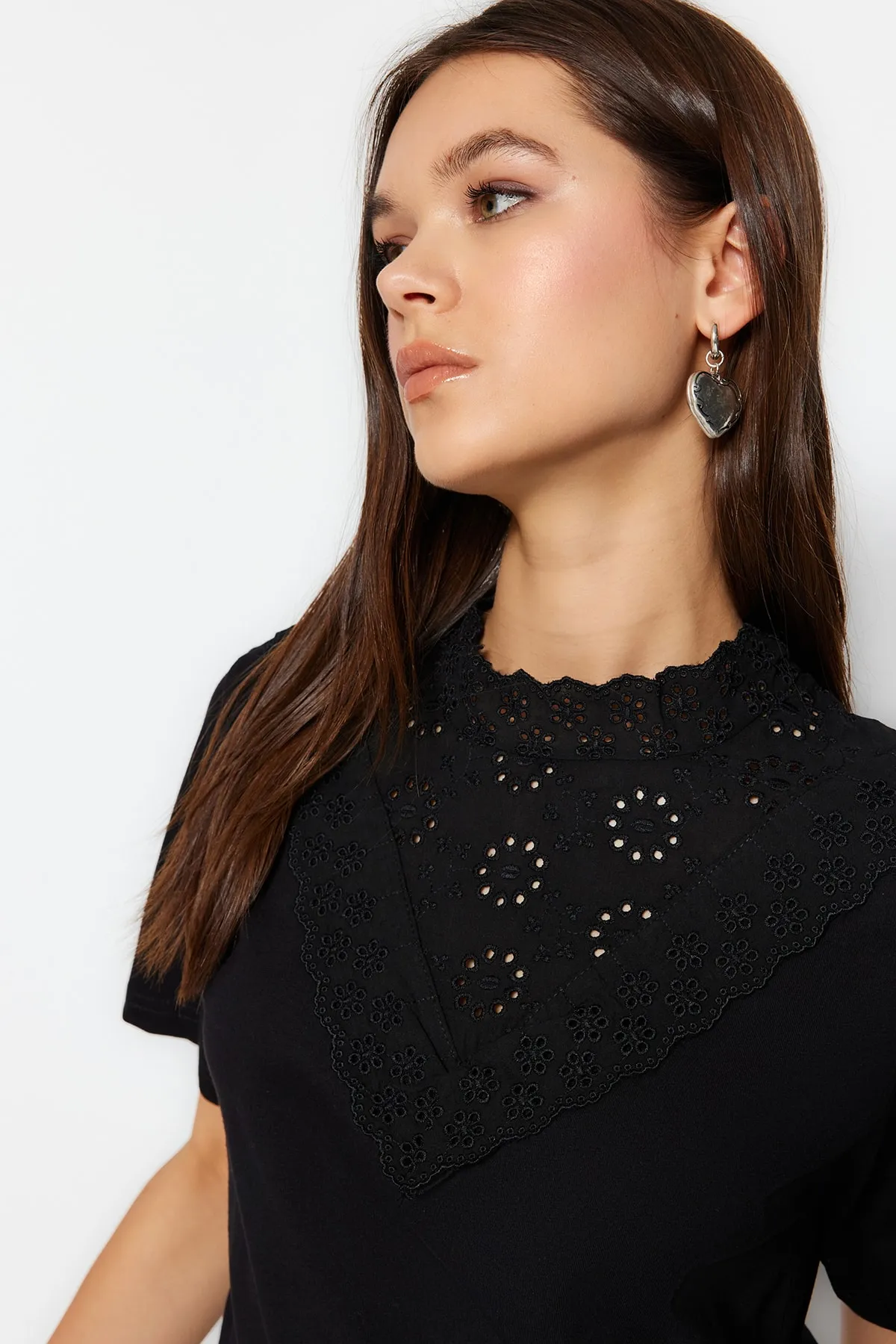 Trendyol Collection  Schwarze bestickte Strickbluse aus Baumwolle mit hohem Kragen und Grundmuster TWOSS23BZ00879