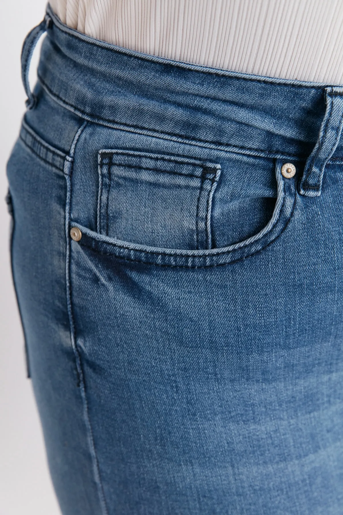 Trendyol Curve  Hellblaue, dehnbare Skinny-Jeans mit hoher Taille TBBAW23CJ00032