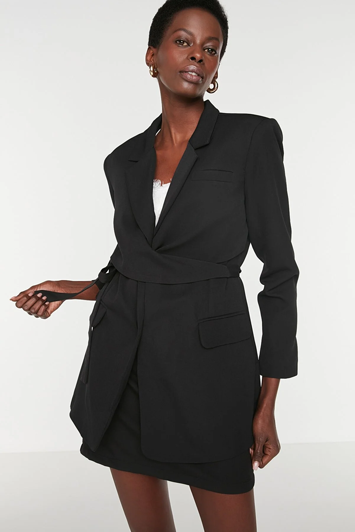 Trendyol Collection  Schwarzer gewebter Blazer mit normalem Futter und zweireihigem Verschluss, mit Gürtel TWOAW21CE0320