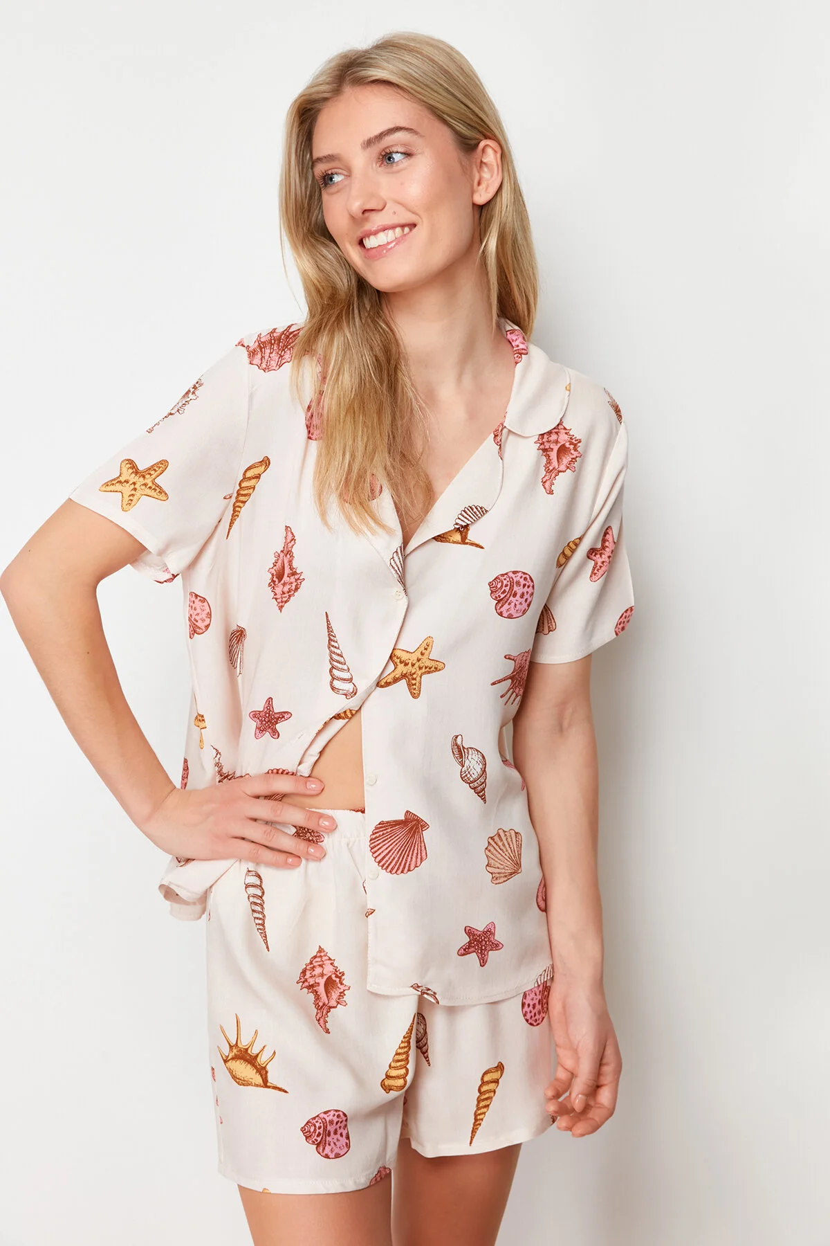 Trendyol Collection  Mehrfarbig bedrucktes Pyjama-Set aus gewebter Viskose THMSS24PT00303