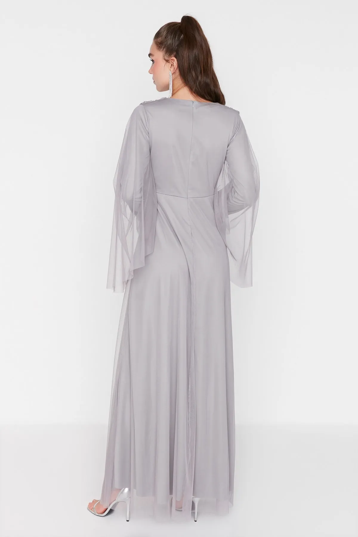 Trendyol Modest  Graues Tüllcape und abnehmbare, mit Schmucksteinen verzierte Brosche am Abendkleid TCTSS22DB00014