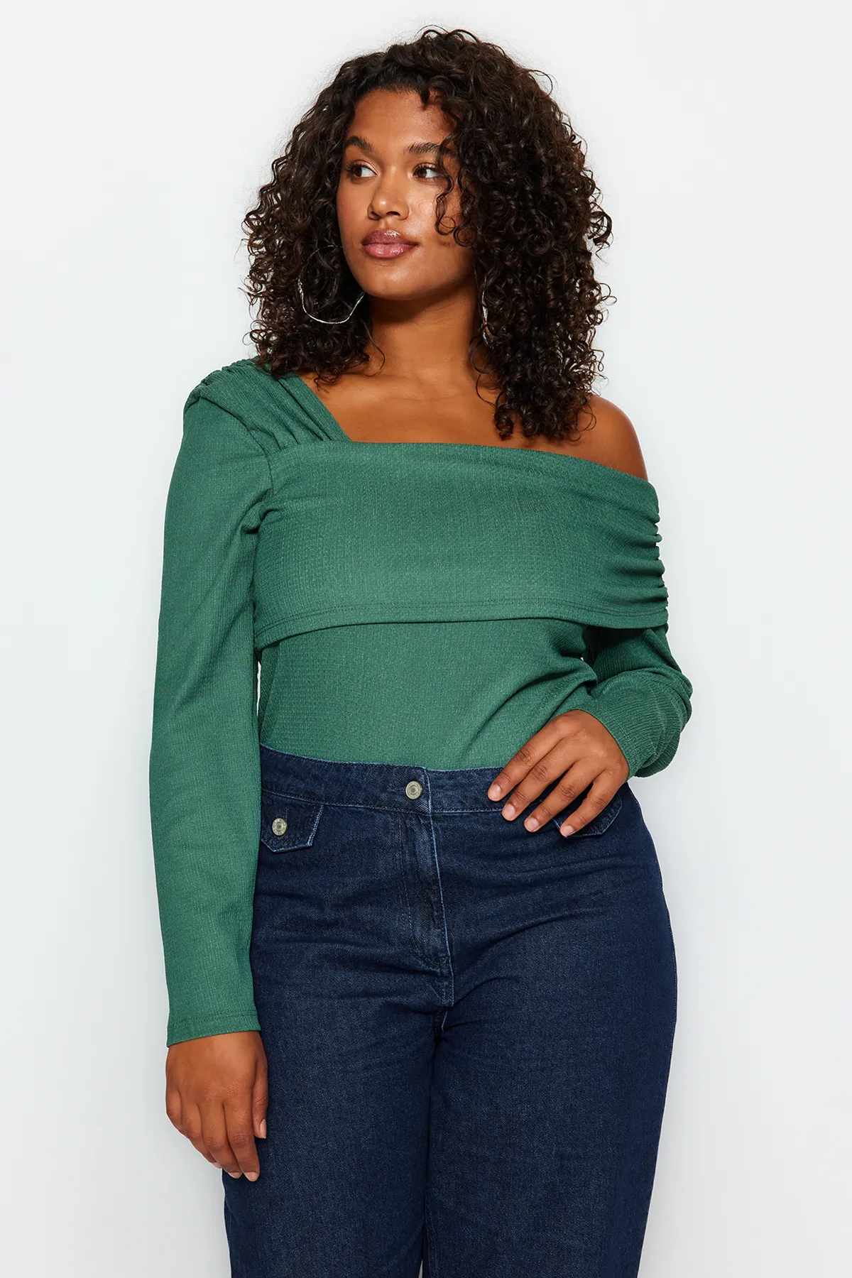 Trendyol Curve  Smaragdgrüne schlichte Basic-Strickbluse mit asymmetrischem Kragen TBBAW24AF00003