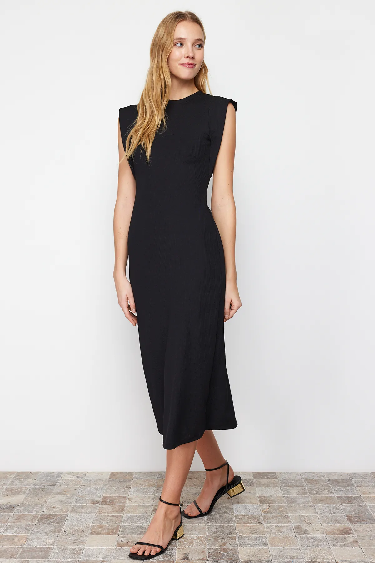 Trendyol Collection  Schwarzes, tailliertes, geripptes, flexibles Midi-Bleistiftkleid aus Strick mit Mondärmeln TWOSS24EL00187