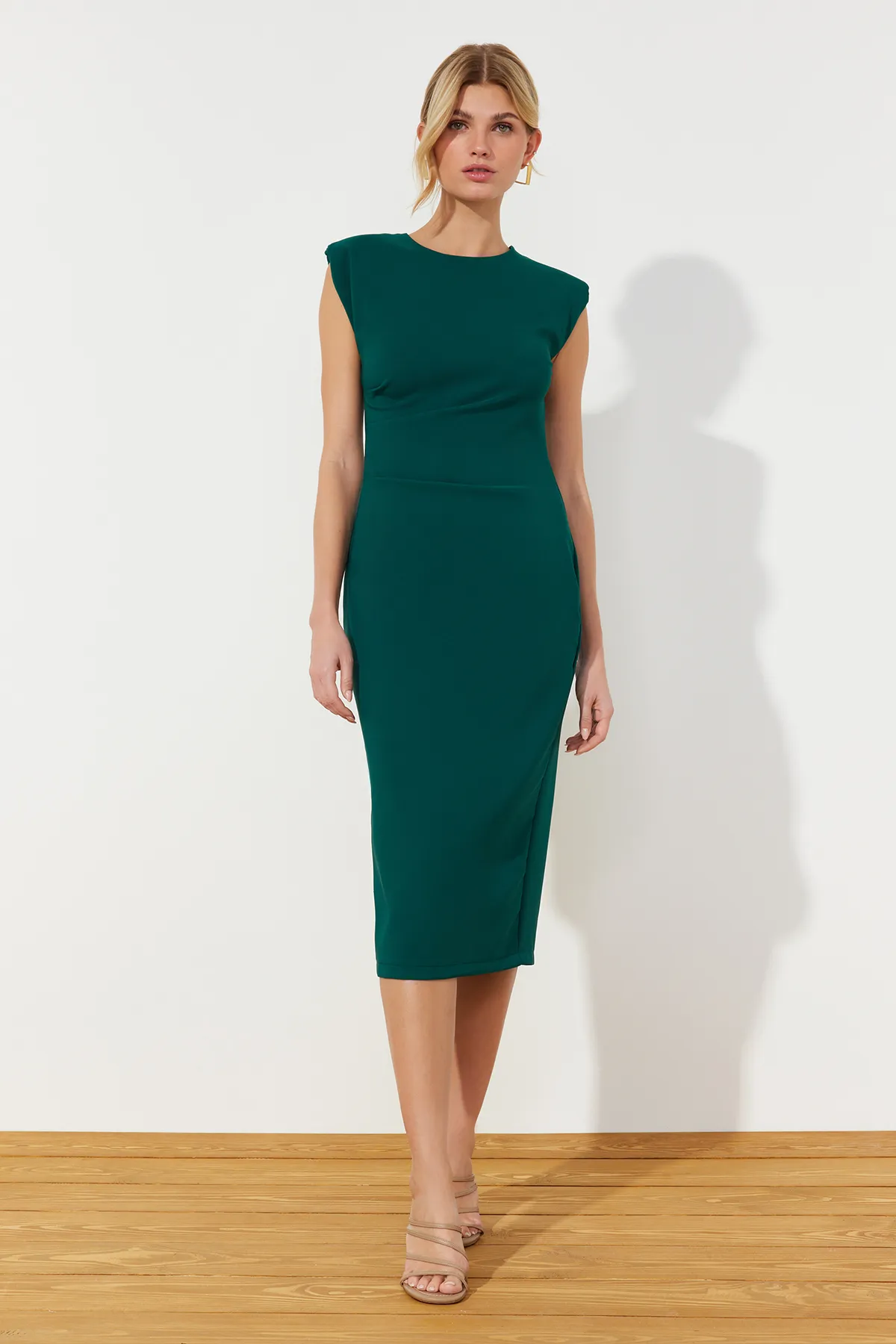 Trendyol Collection  Grünes, tailliertes, gewebtes Midikleid TWOSS24EL00214