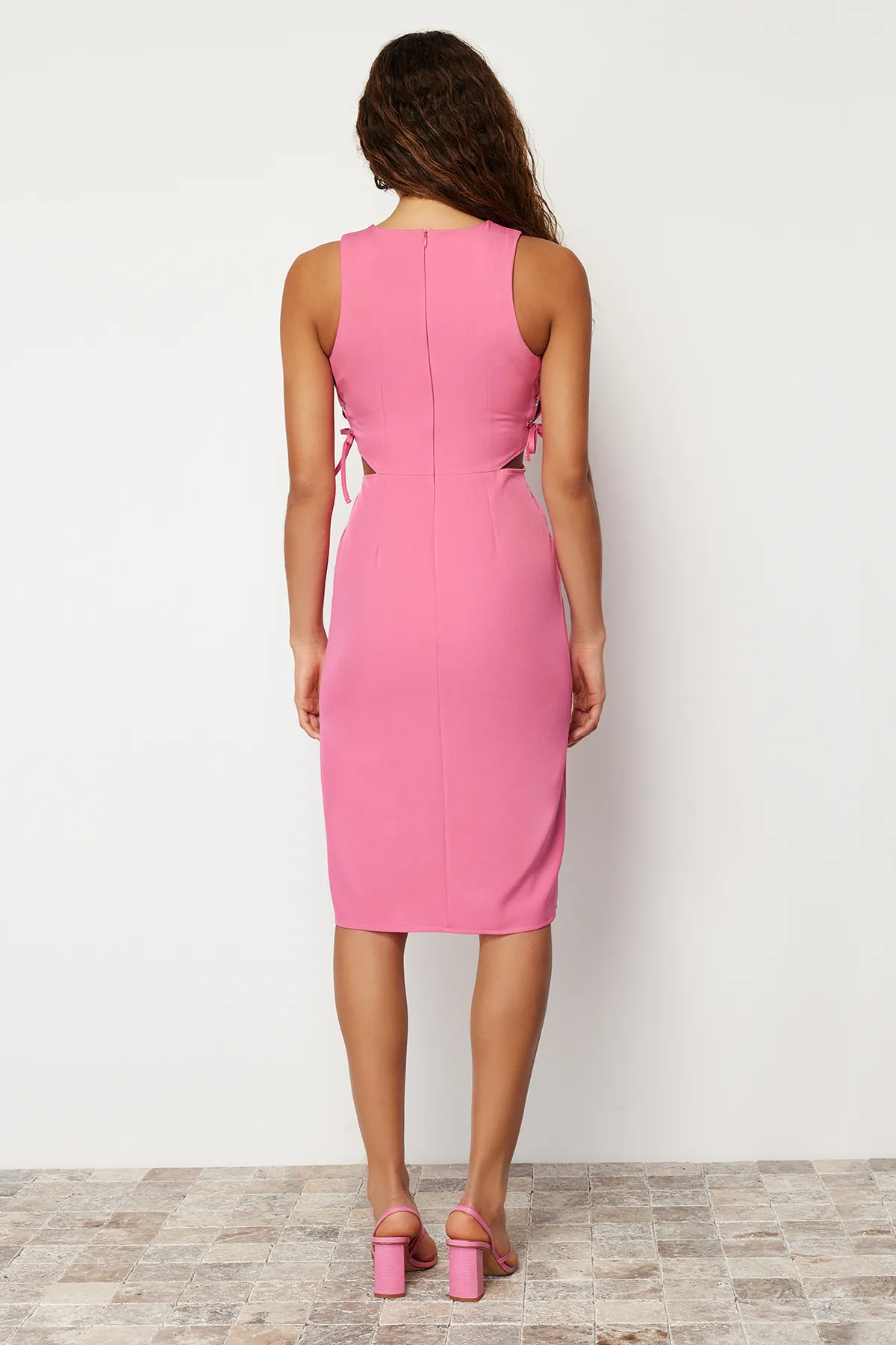 Trendyol Collection  Fuchsiafarbenes, detailliertes, ärmelloses, tailliertes Midi-Webkleid mit Ausschnitten TWOSS23EL02043