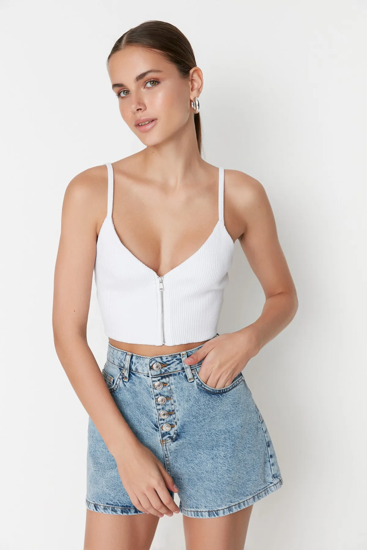 Trendyol Collection  Blaue Jeansshorts mit Knöpfen vorne TWOSS22SR00112