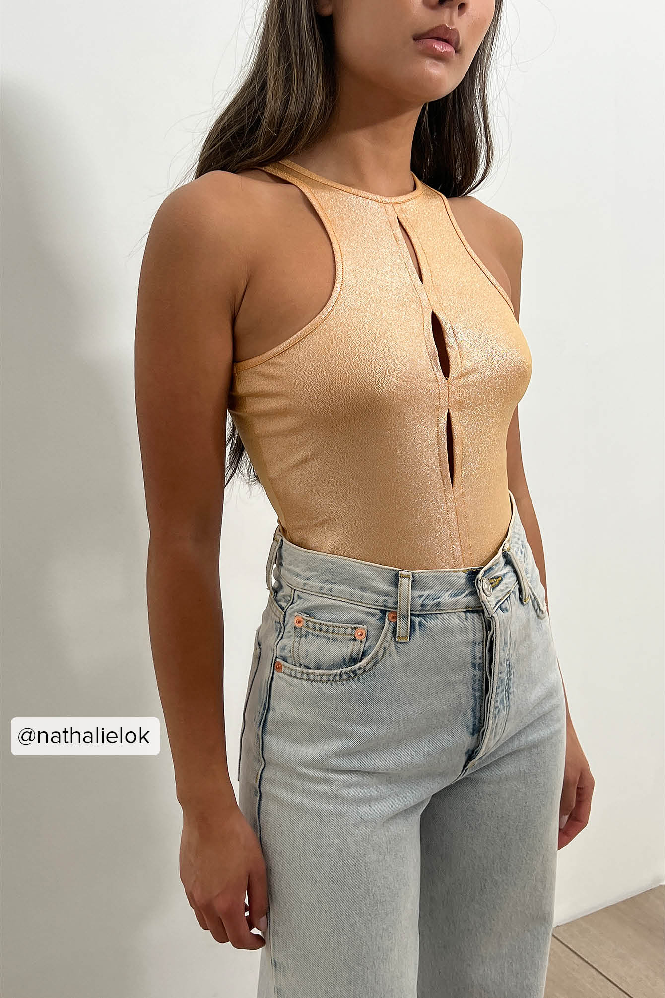 Glänzendes Top mit cut out