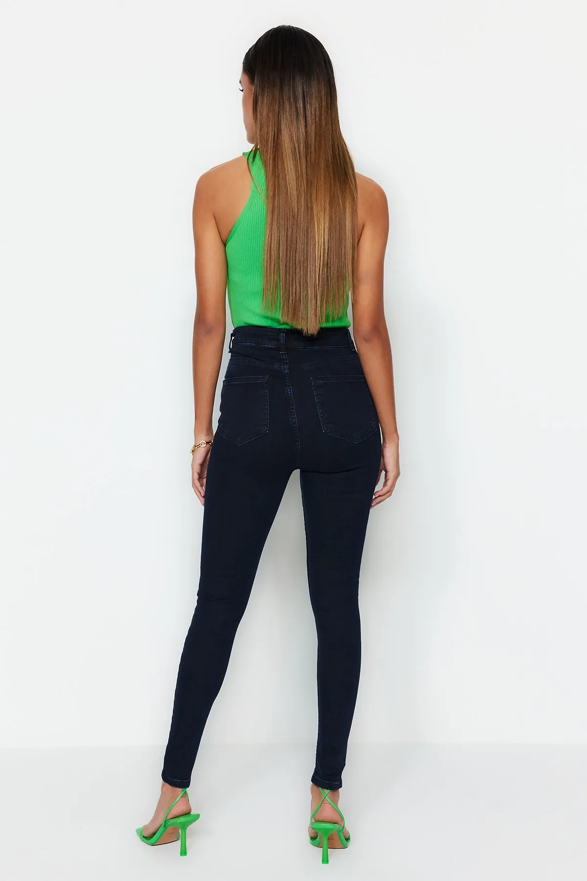 Trendyol Collection  Mitternachtsblaue Skinny-Jeans mit Schlankheitseffekt und superhoher Taille TWOSS23JE00080