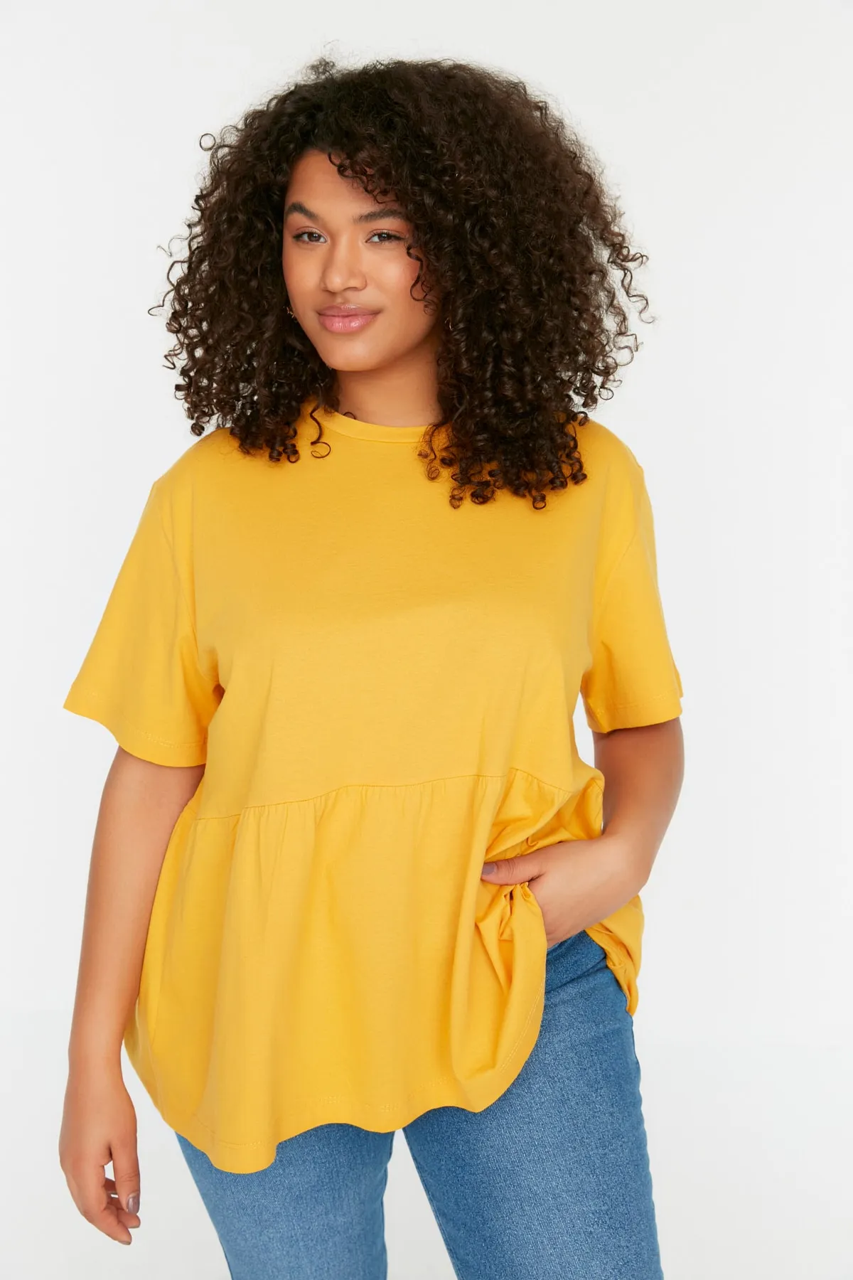 Trendyol Curve  Gelbes Strick-T-Shirt mit Rundhalsausschnitt TBSSS22TS2094