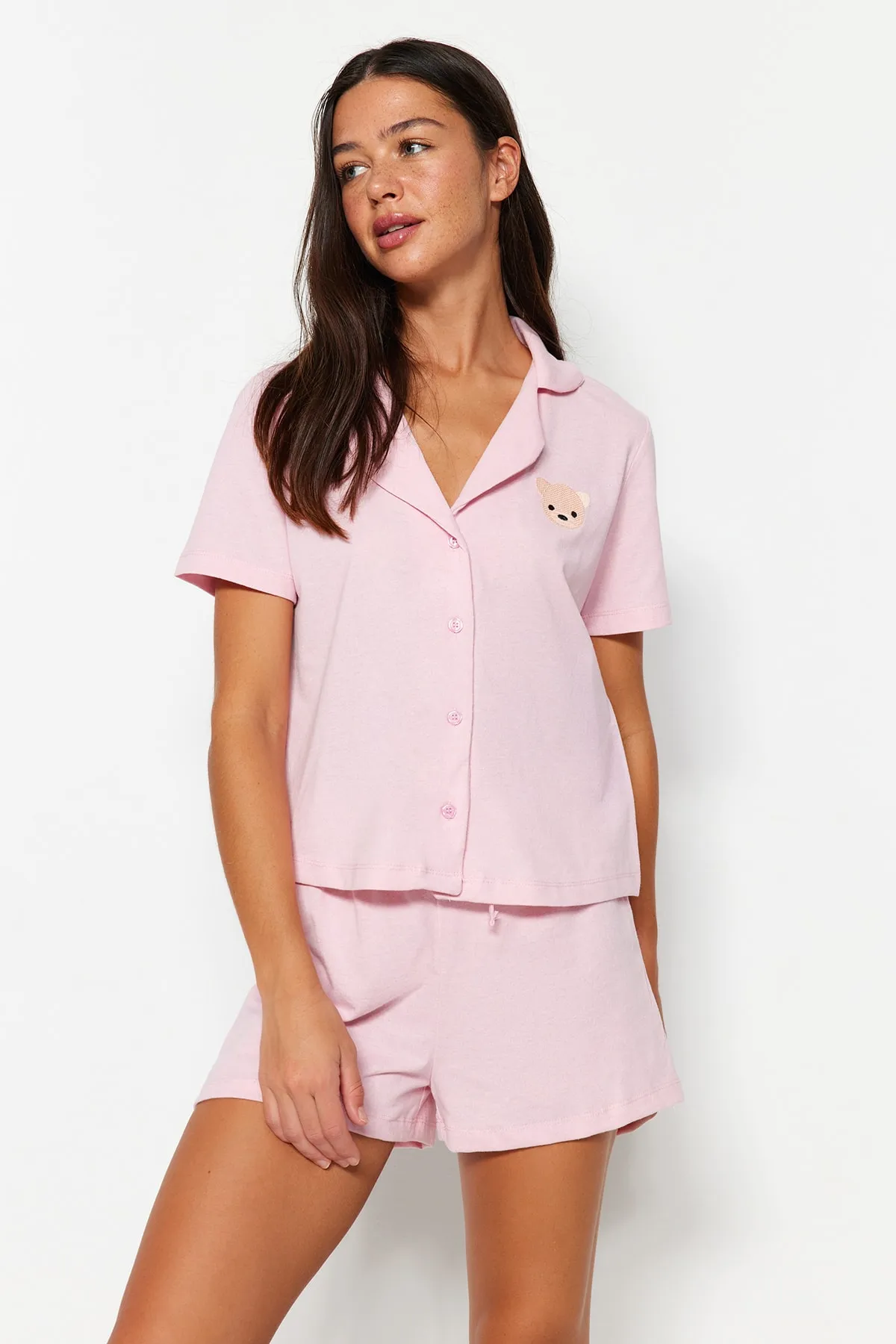 Trendyol Collection  Hellrosa Pyjama-Set aus Hemd und Shorts aus 100 % Baumwolle mit Teddybär-Stickerei THMSS23PT00012