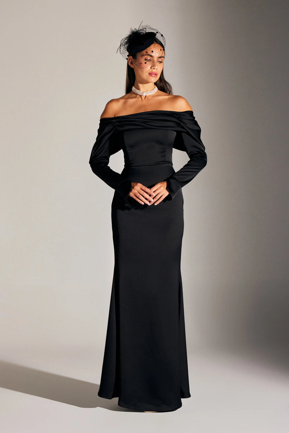 BETTY & SAM  NEUES CLARA Abendkleid mit tiefem Schulter-Meerjungfrauenrock in Schwarz