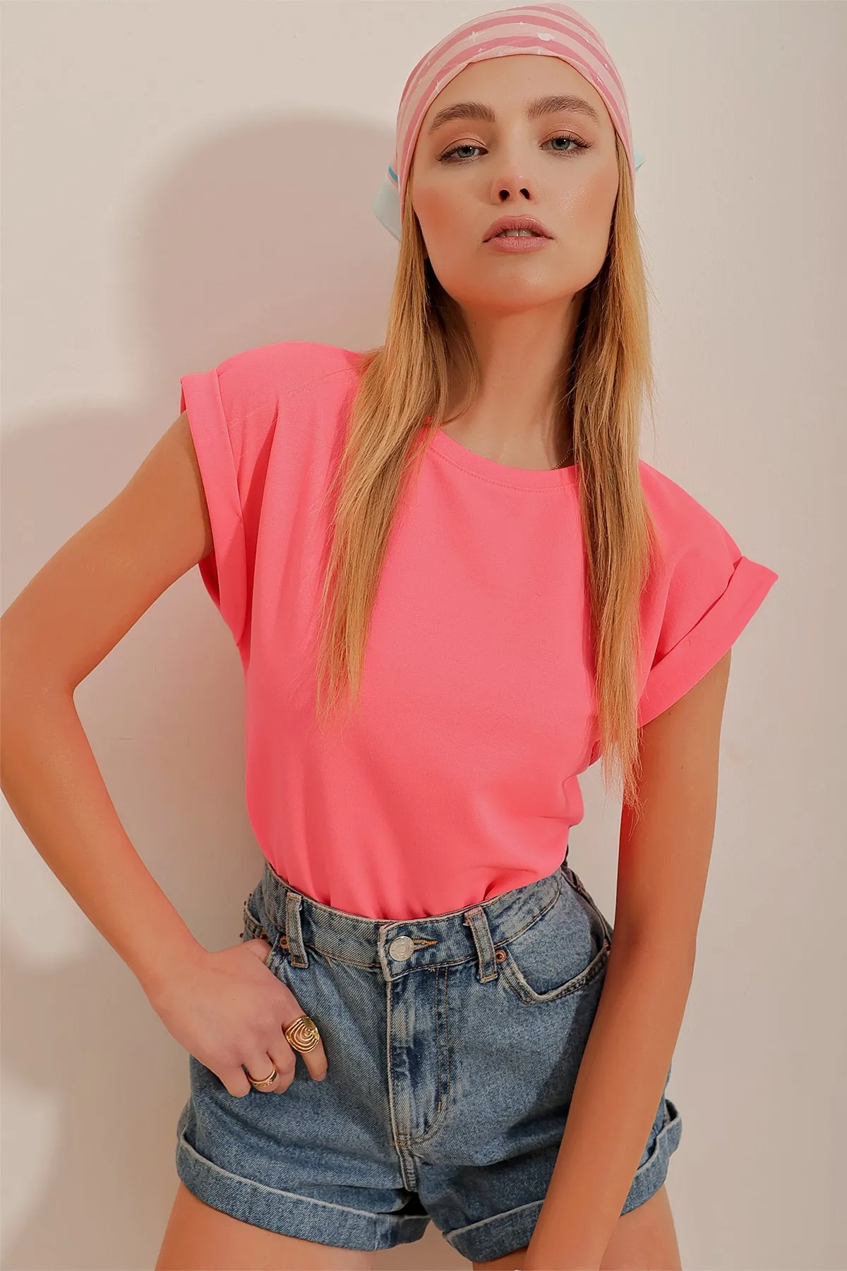 Trend Alaçatı Stili  Fuchsiafarbene Damen-Scuba-Bluse mit Rundhalsausschnitt und zwei Ärmeln ALC-X9916