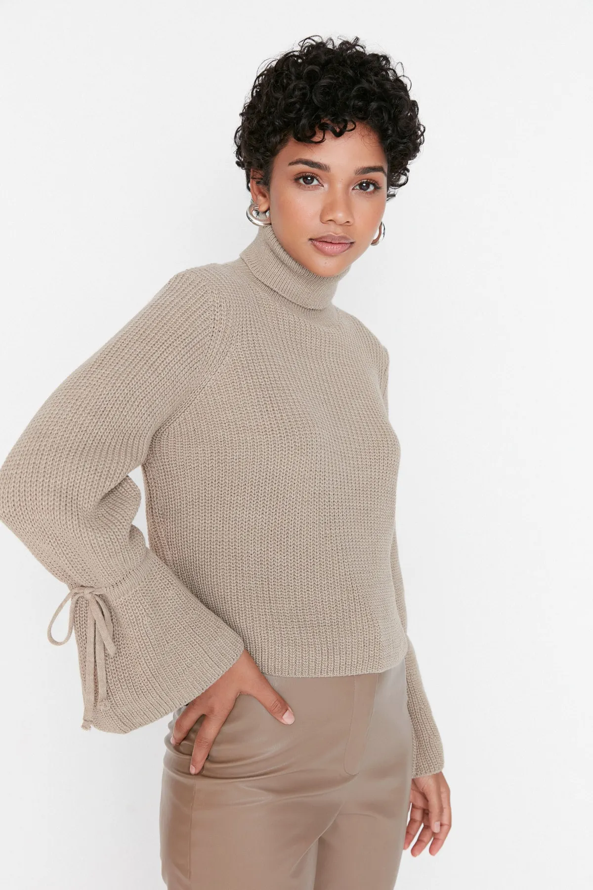 Trendyol Collection  Strickpullover mit nerzfarbenen Ärmeln und Detail TWOAW23KZ01491