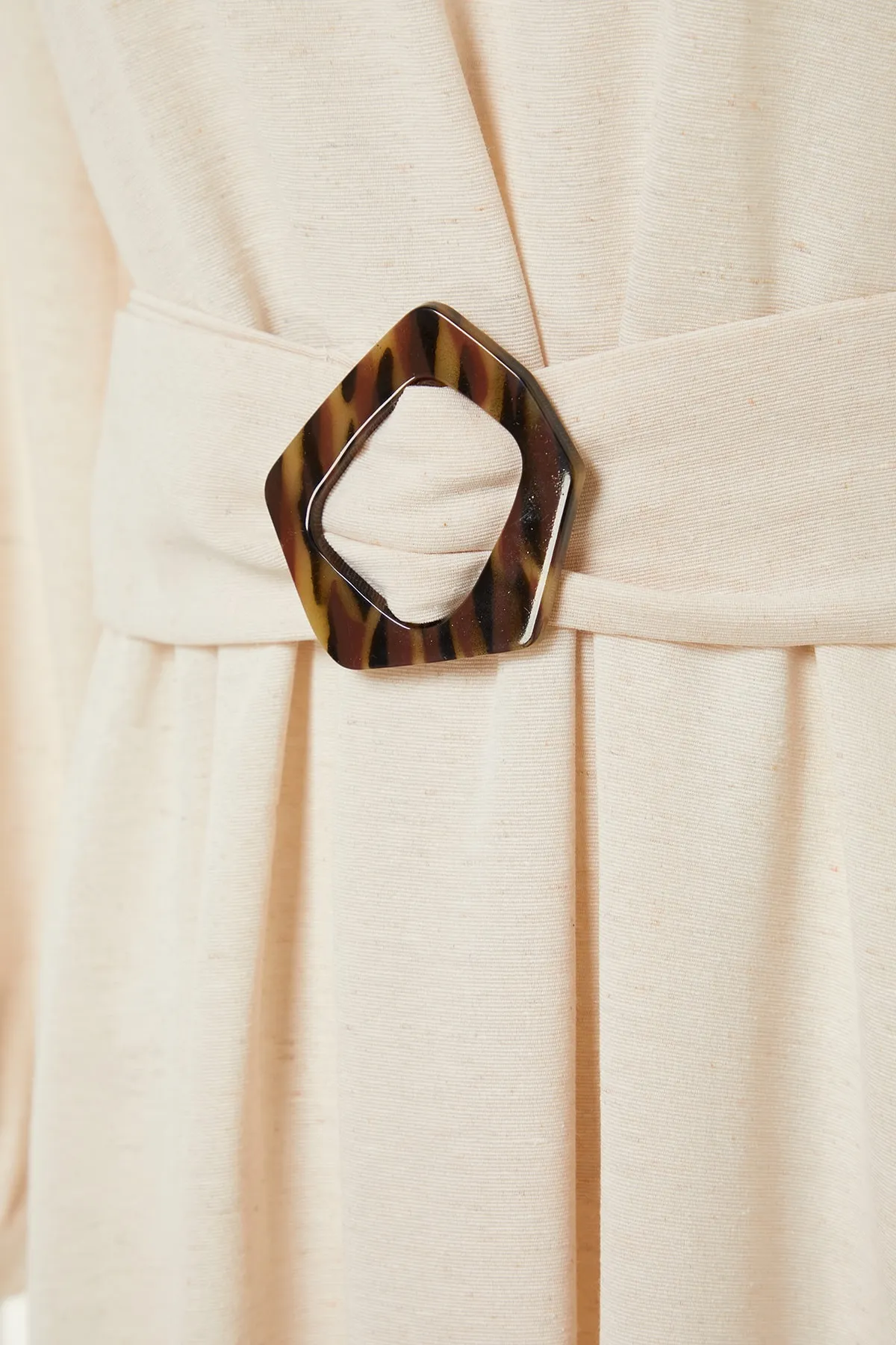 Trendyol Modest  Ecrufarbenes, gewebtes Kleid in Leinenoptik mit Gürtel und Stehkragen TCTSS23EB00018