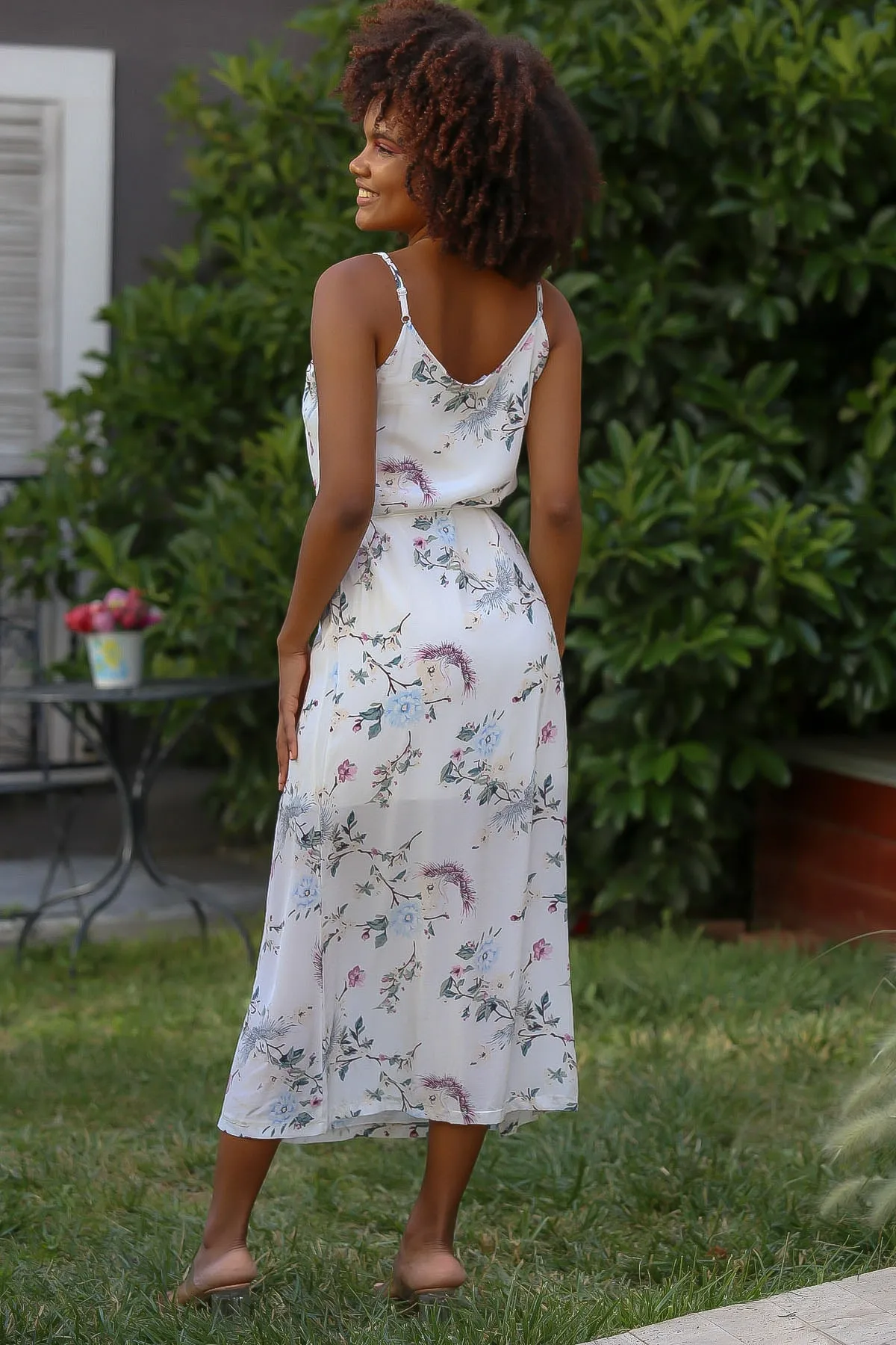 Chiccy  Weißes, gewebtes Kleid in normaler Passform für Damen mit V-Ausschnitt, Trägern und Maxi-Blumenschlitzen