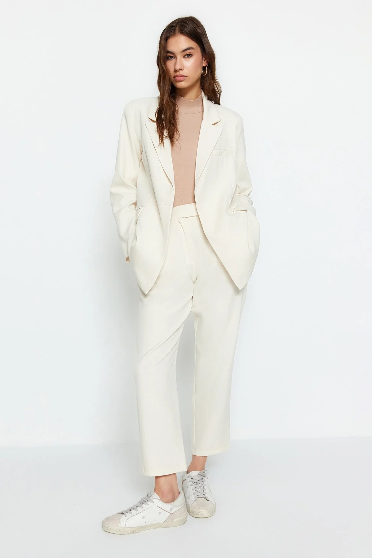 Trendyol Modest  Cremefarbenes Blazer-Jacken-Hosen-Gewebe-Bottom-Top-Set TCTAW23US00132