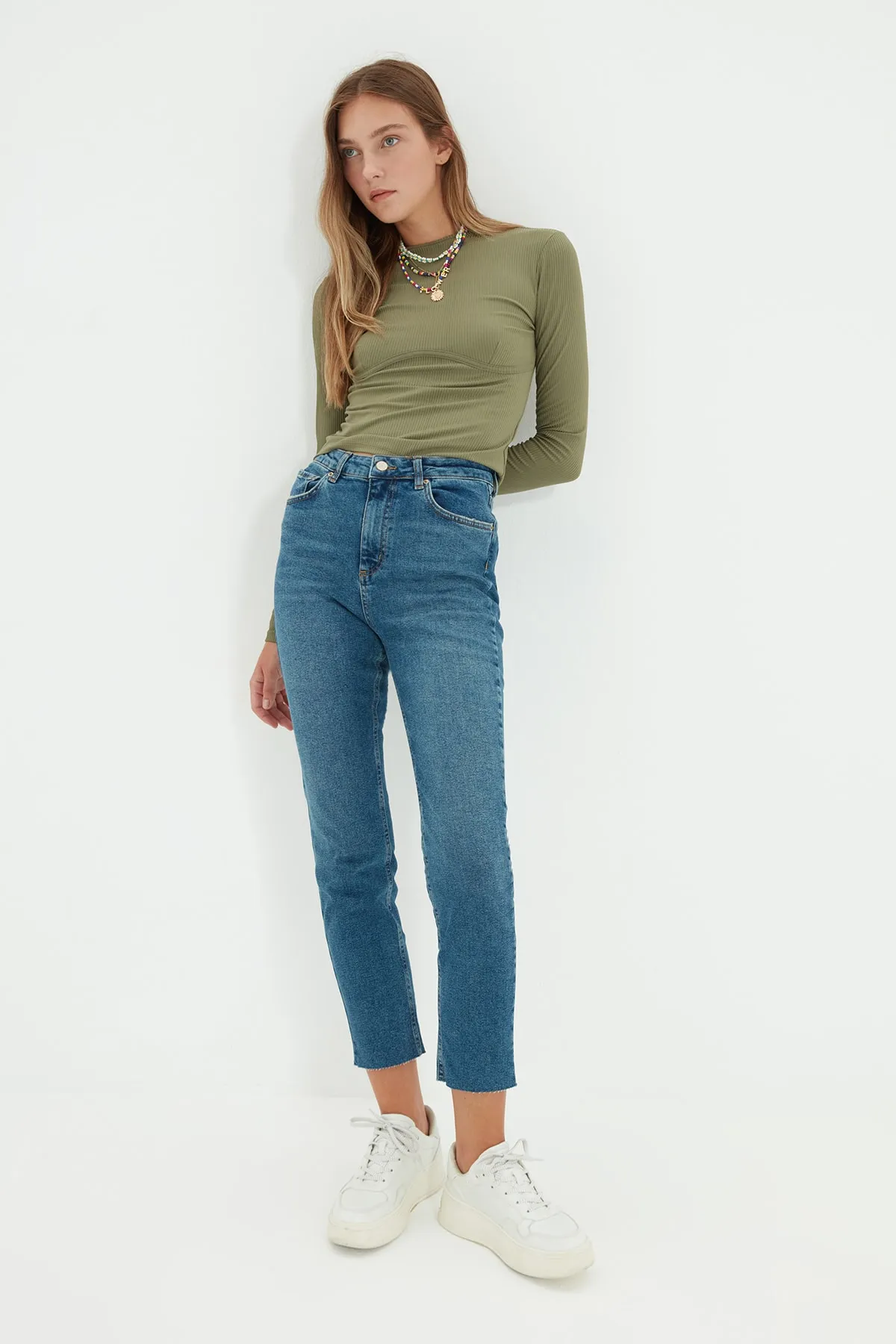 Trendyol Collection  Blaue Slim Fit-Jeans mit Cut-Out und hoher Taille TWOSS21JE0014