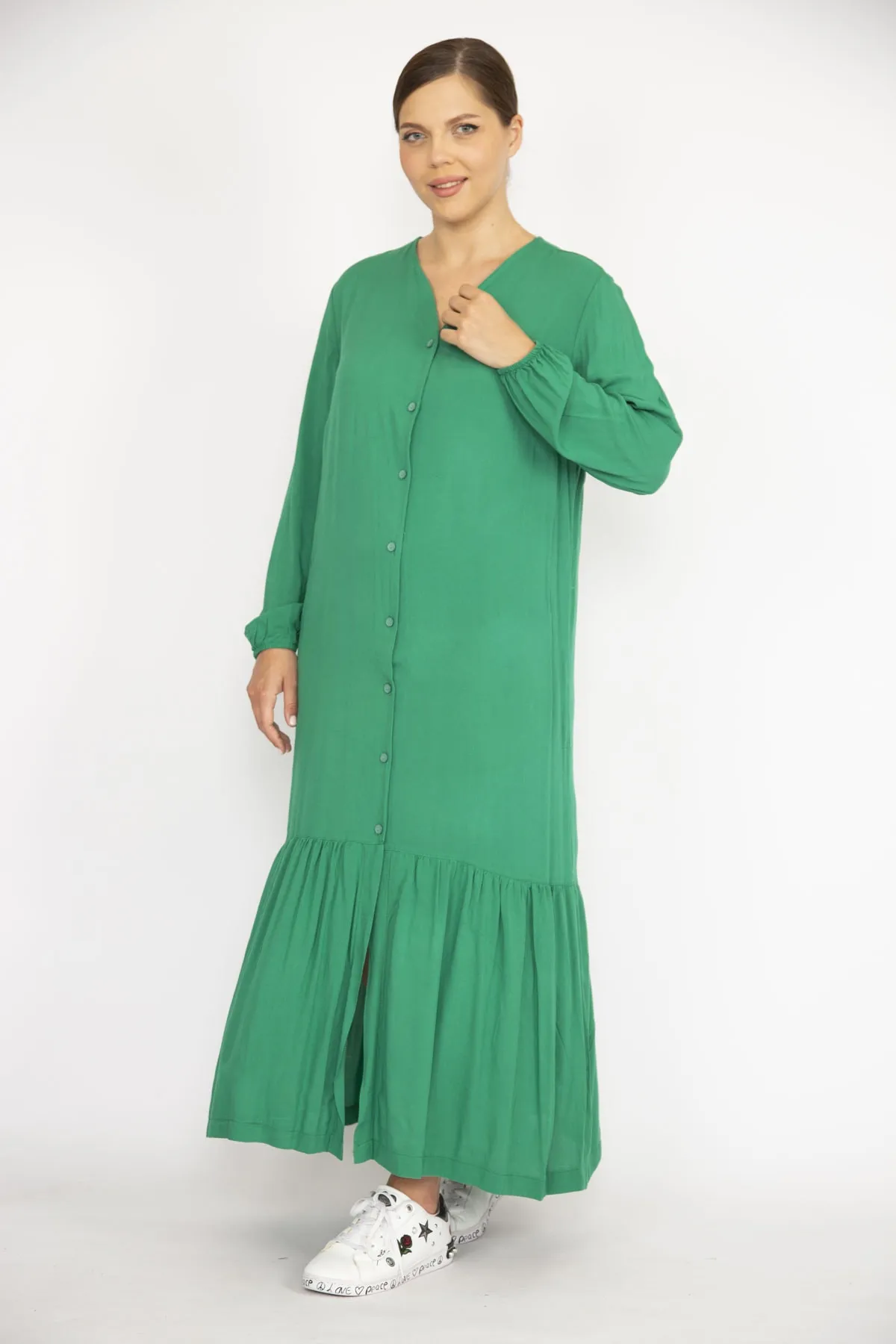 Şans  Grünes, großes Damenkleid aus gewebtem Viskosestoff mit Knöpfen vorne und langen Ärmeln 65n36694