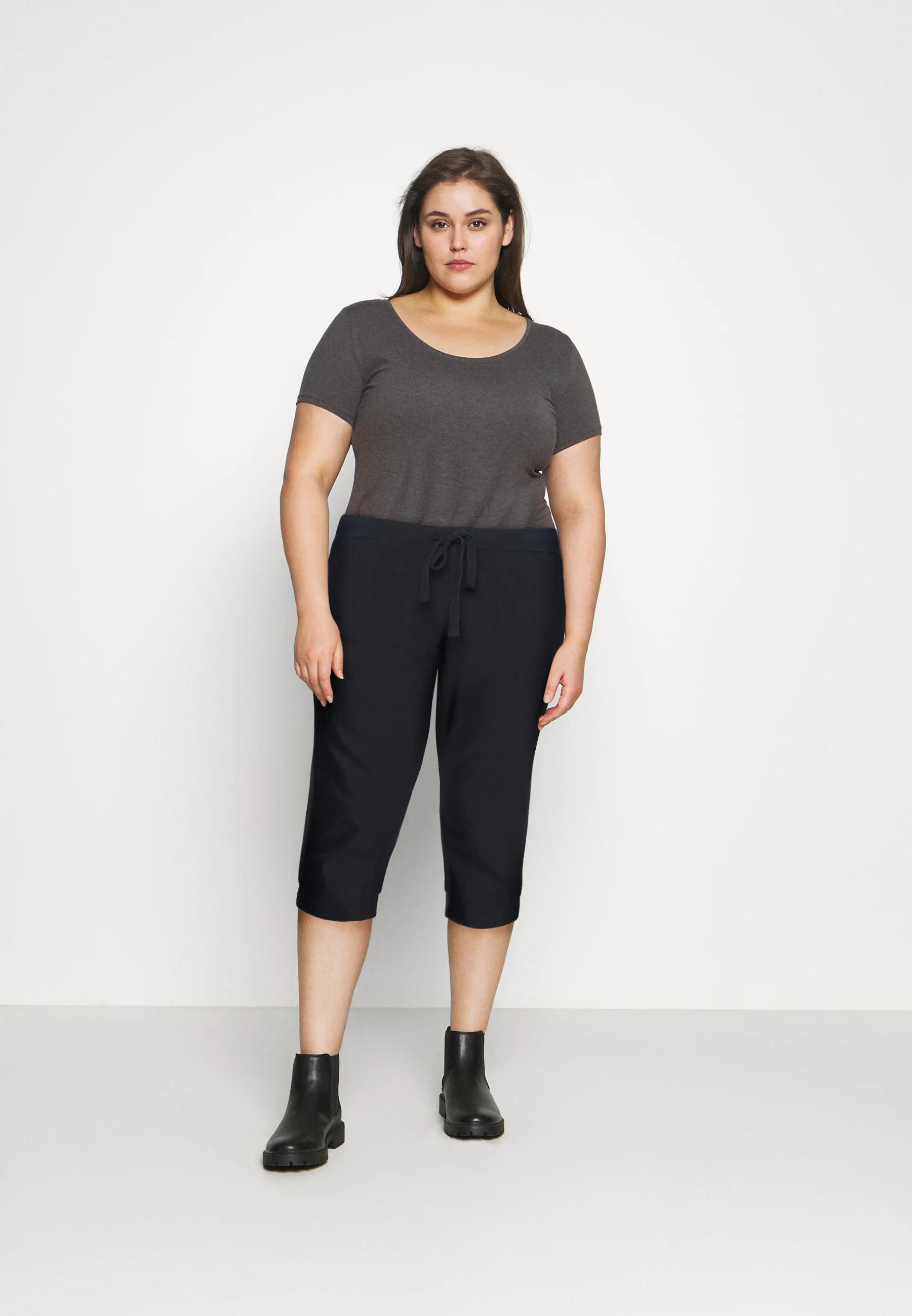 Pantalones capri Kaffe Curve - Pantalones cortos