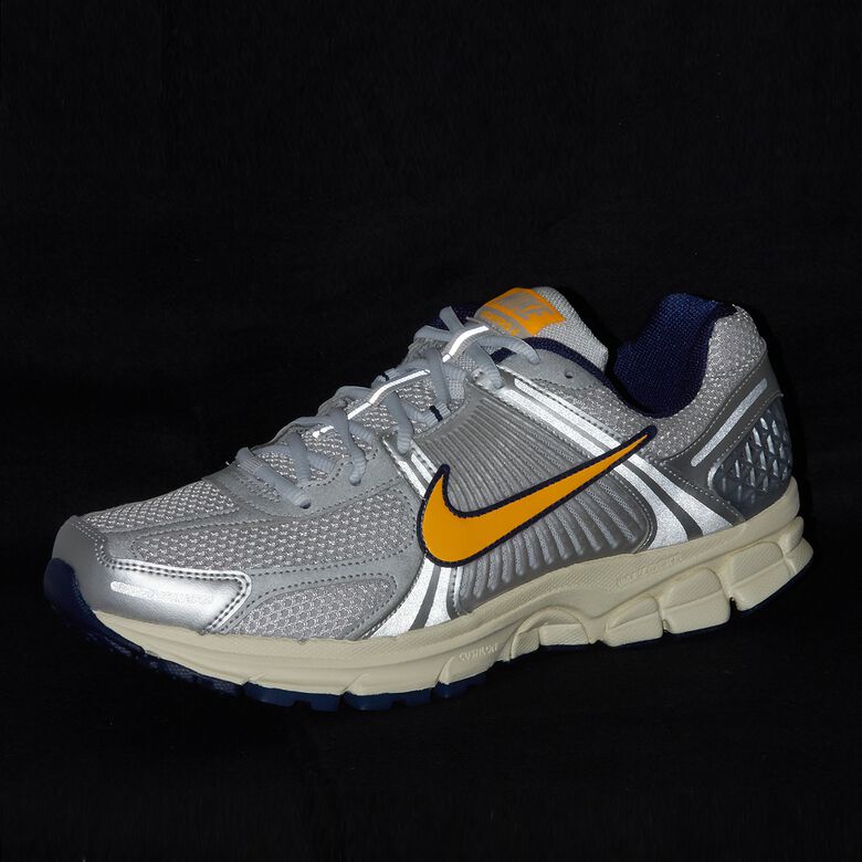 NIKE Wmns Zoom Vomero 5 