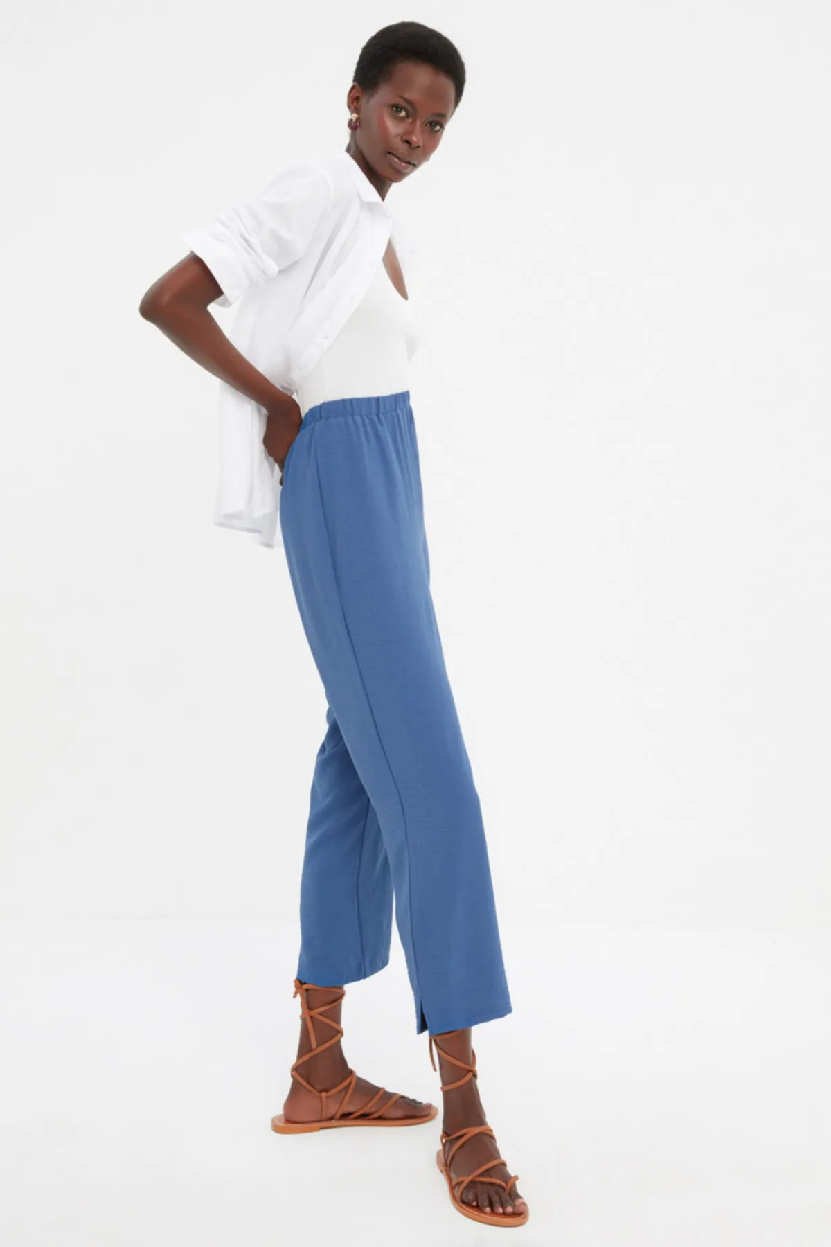 Trendyol Collection  Marineblaue, gerade geschnittene, gewebte Hose mit hoher Taille und elastischem Bund TWOSS22PL00029