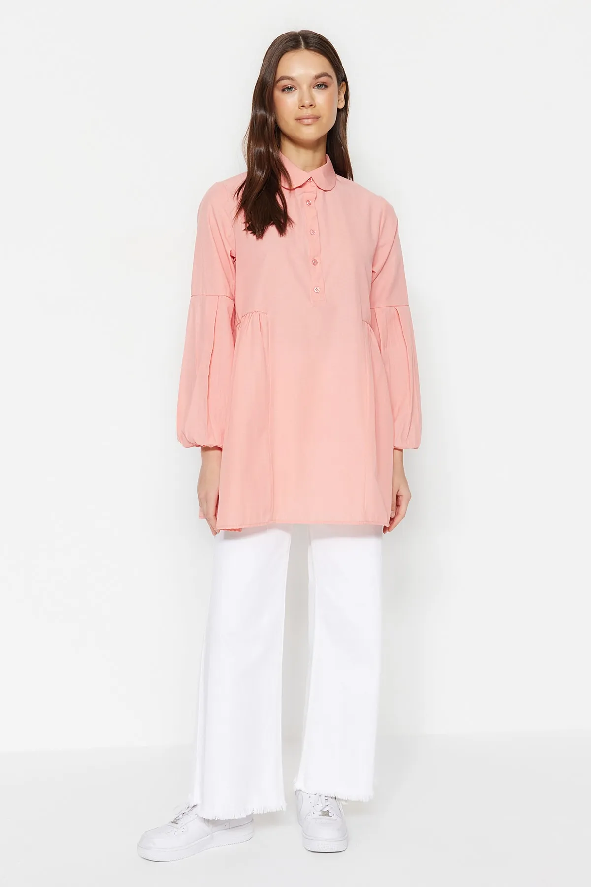 Trendyol Modest  Gewebte Baumwolltunika mit gerafftem Kragen und getrockneten Rosenmuster TCTSS23UK00088