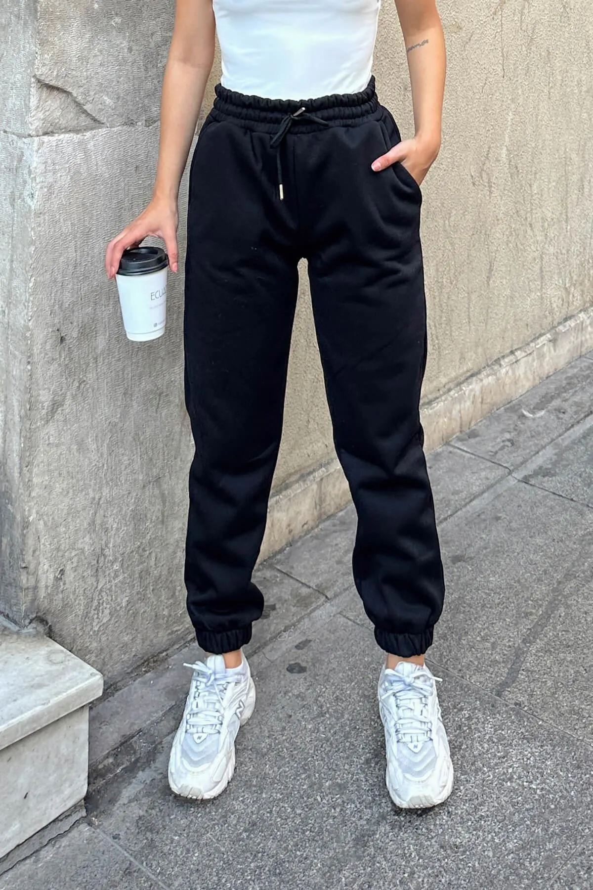 Swist  Schwarze Damen-Jogginghose mit hohem Bund und elastischem Bund innen