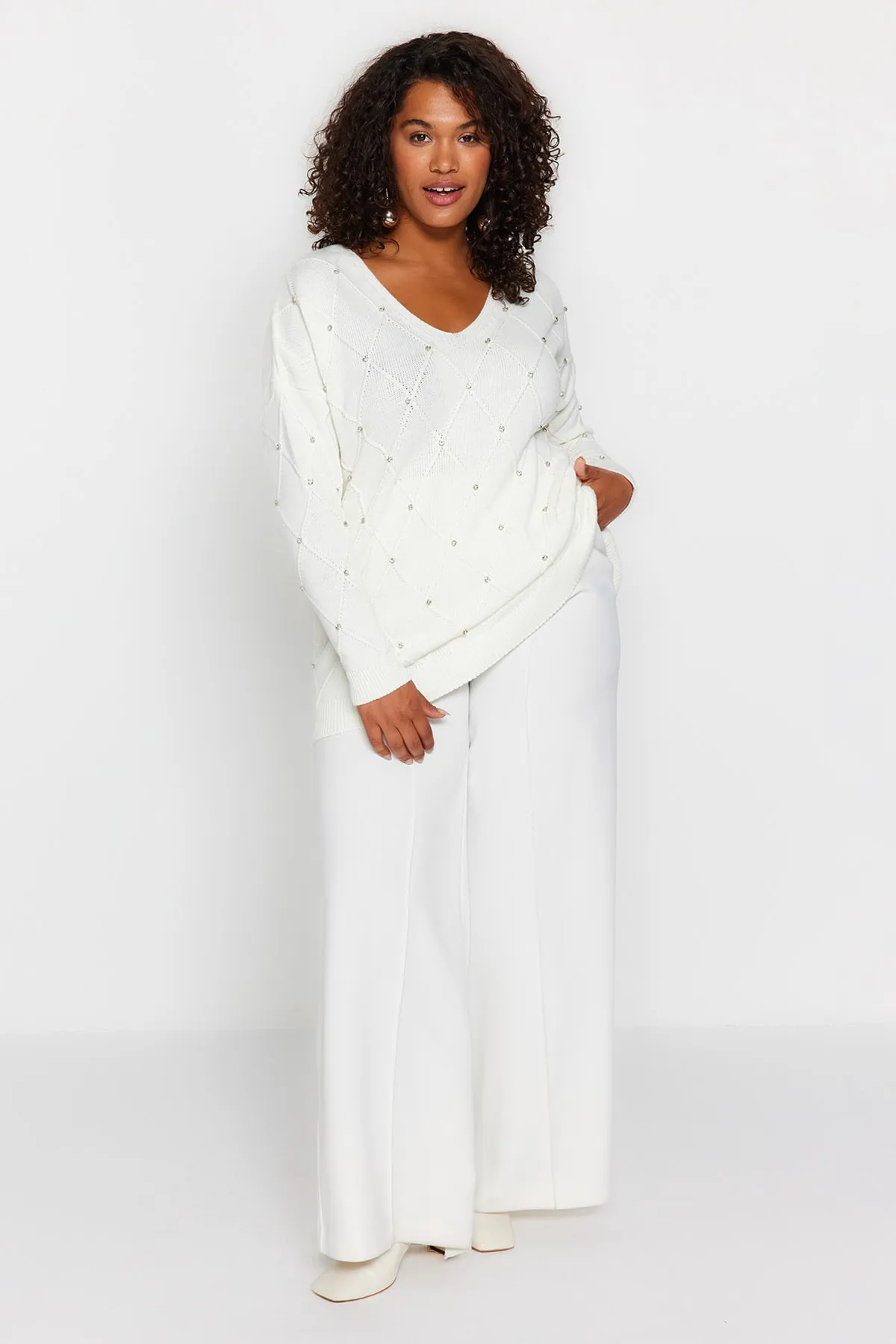 Trendyol Curve  Ecrufarbener Strickpullover mit Steinstickerei TBBAW24AN00031