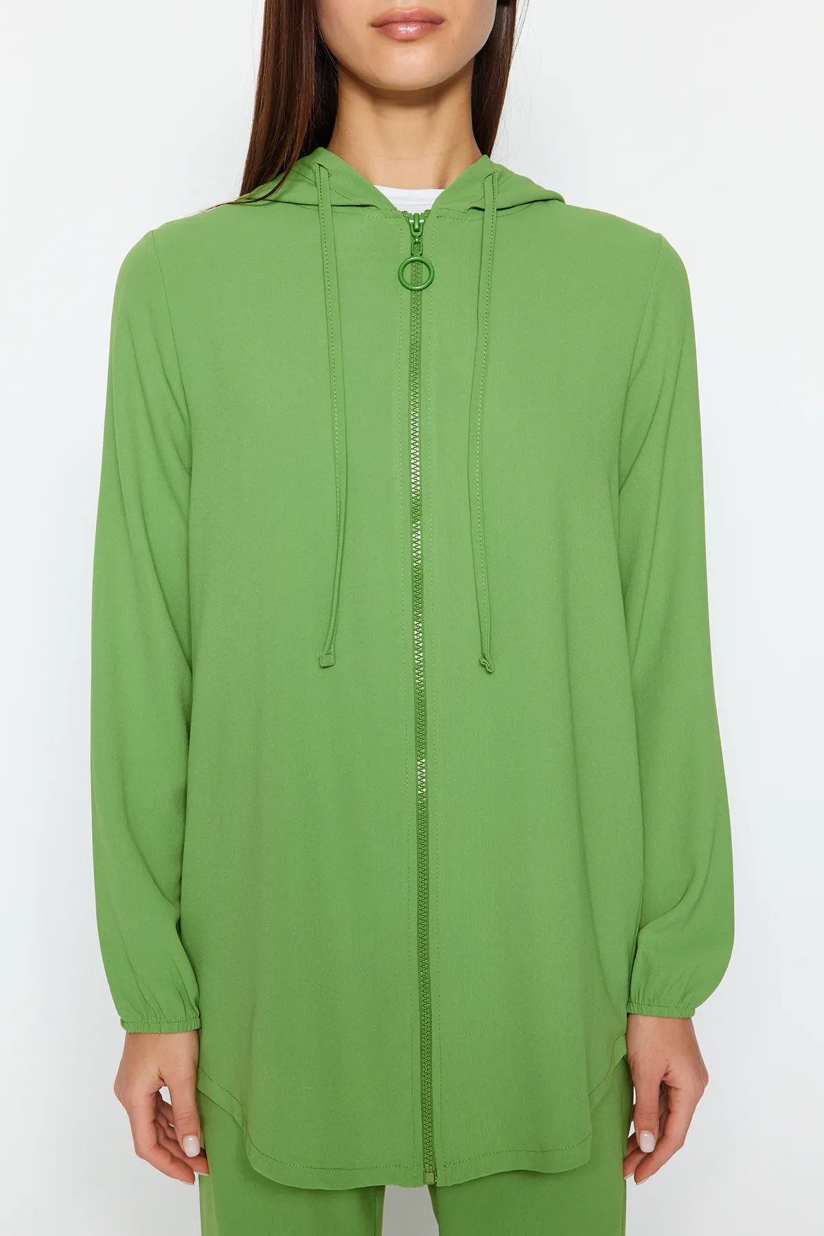 Trendyol Modest  Grünes Set aus Cardigan und Hose mit Kapuze und gewebtem Unterteil und Oberteil TCTSS22US0026