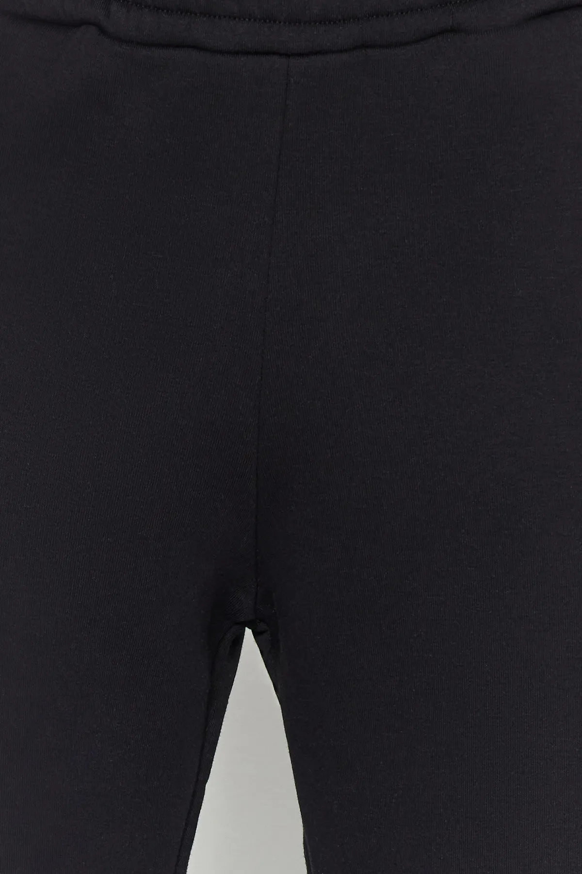 Trendyol Collection  Schwarze Jogginghose mit weitem Bein und bequemer Passform, mit Kordelzug und dicker Fleece-Innenseite TWOAW24EA00026
