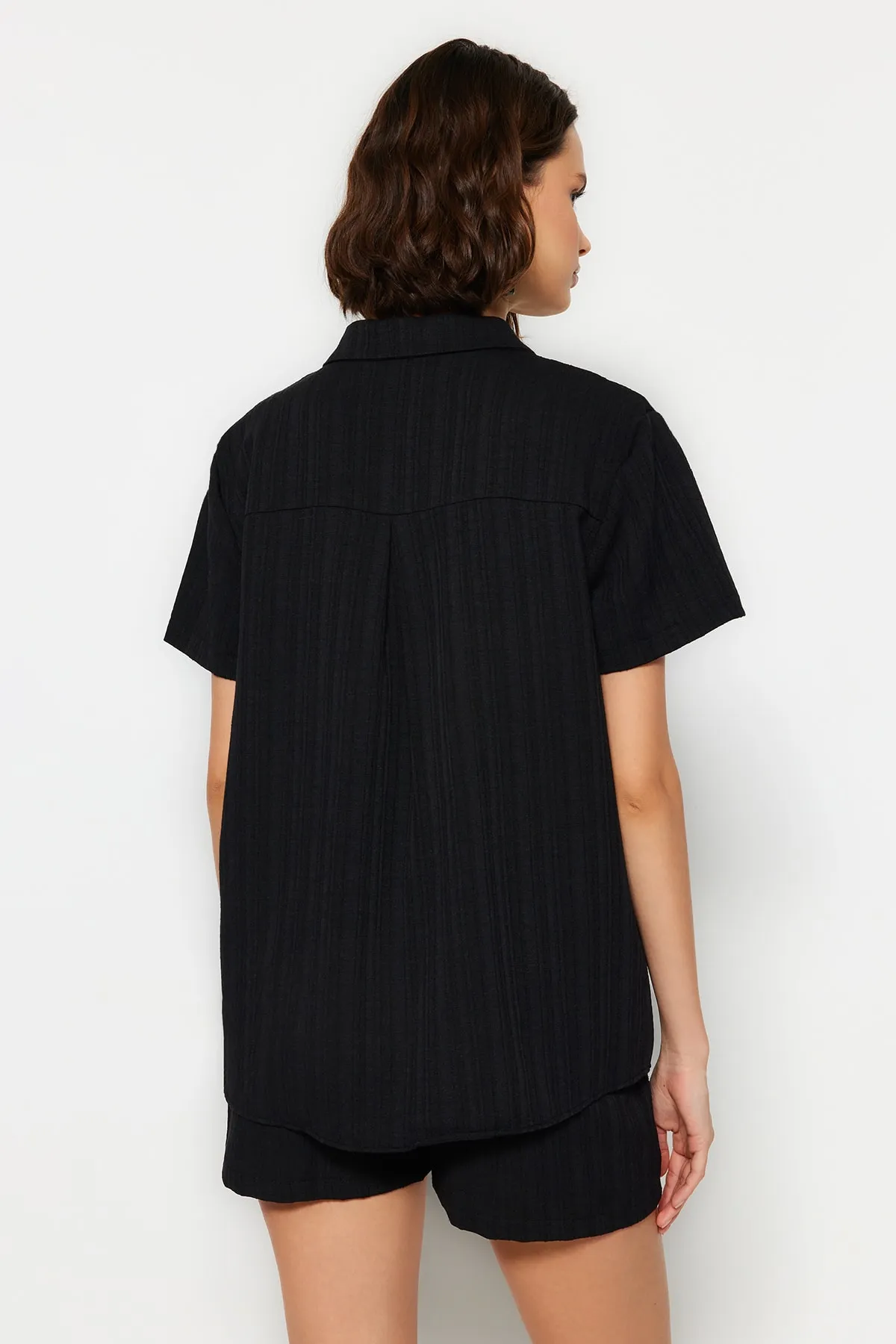 Trendyol Collection  Schwarzes Hemd-Shorts-Set aus gewebtem Leinengemisch TBESS23AU00054