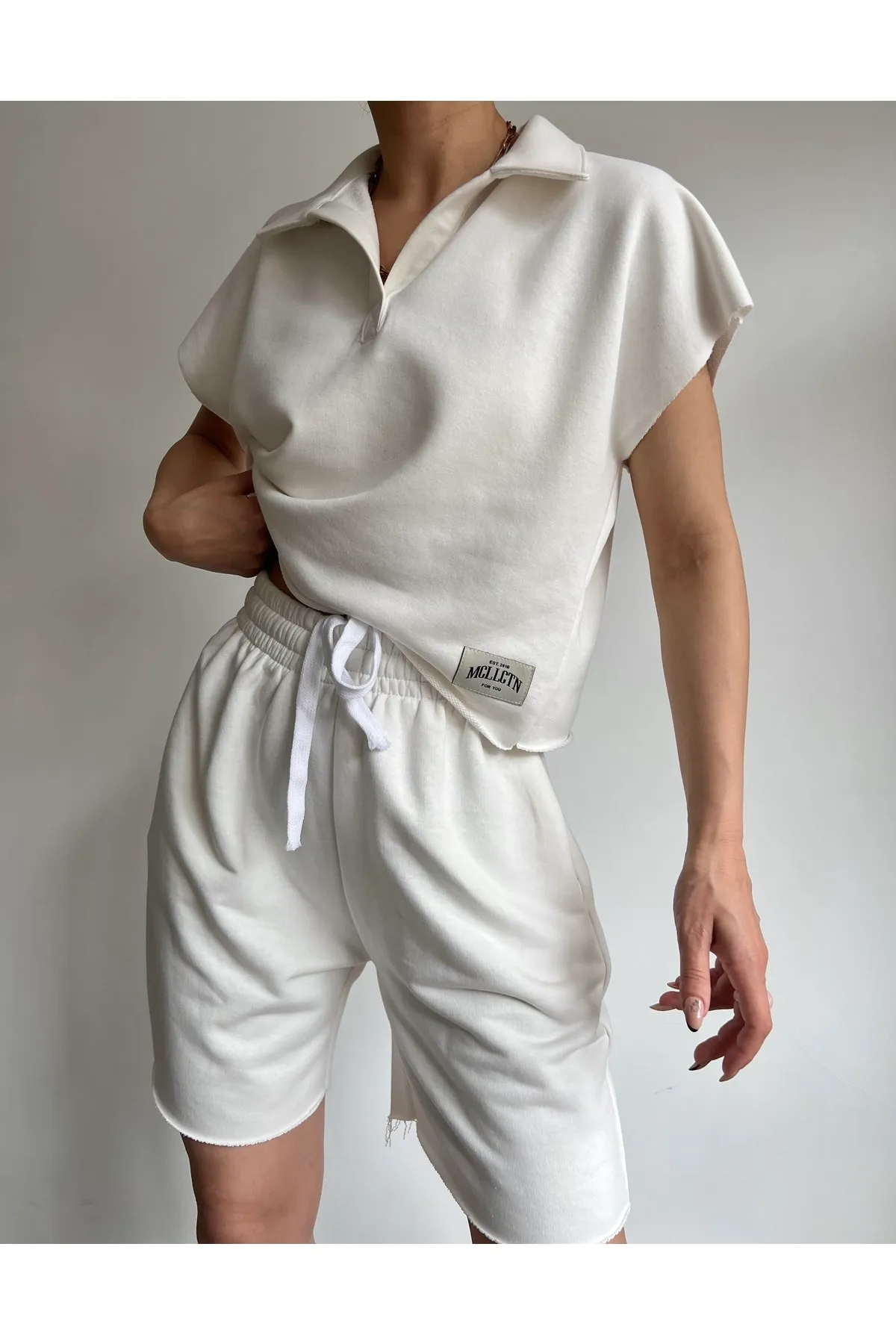 MAİ COLLECTİON  Weißes Shorts-Set mit Rollkragen für Damen