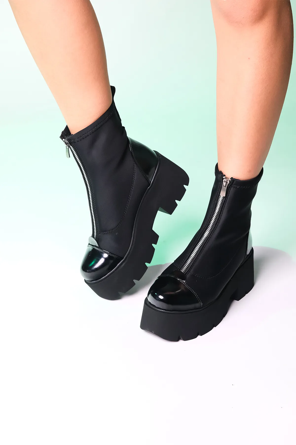 LuviShoes  BRAY Damen-Stiefel aus schwarzem Lackleder mit dicker Sohle aus Scuba