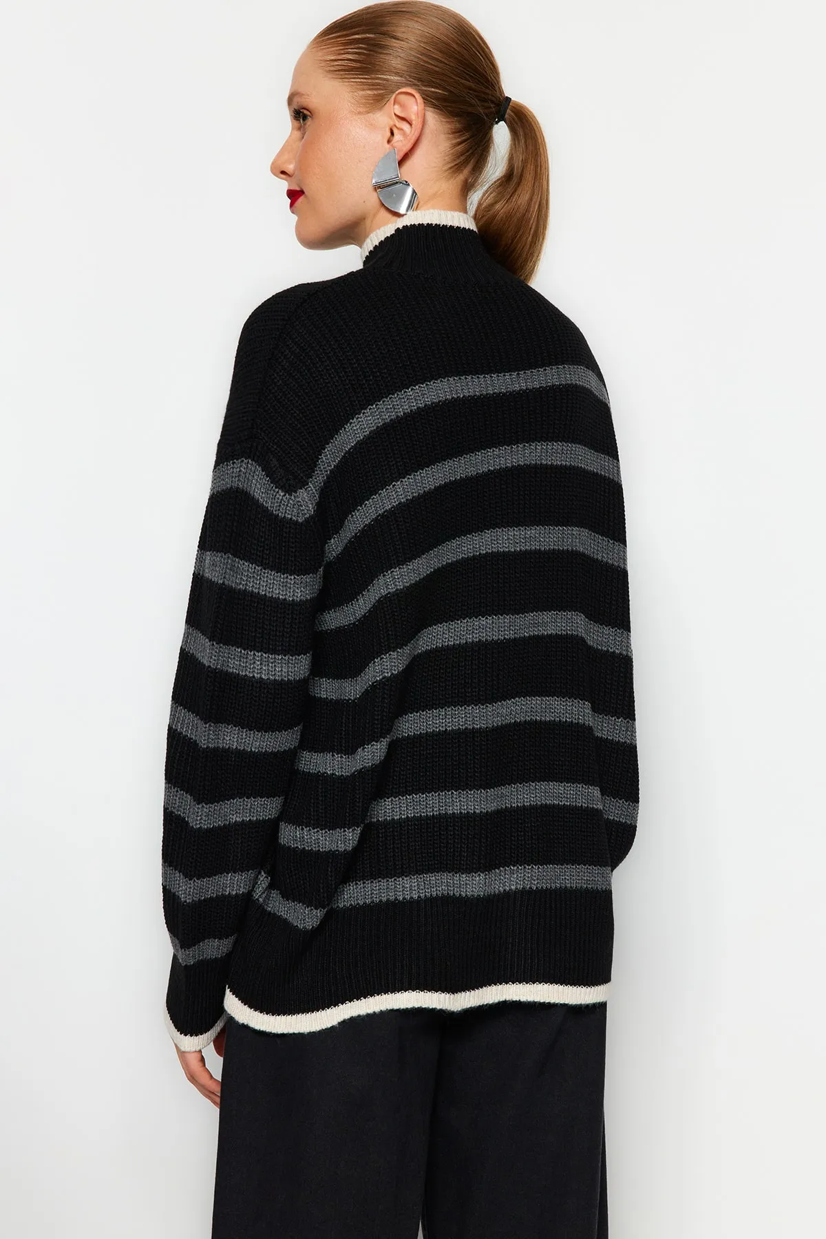 Trendyol Collection  Schwarzer, gestreifter Strickpullover mit weiter Passform TWOAW23KZ01446