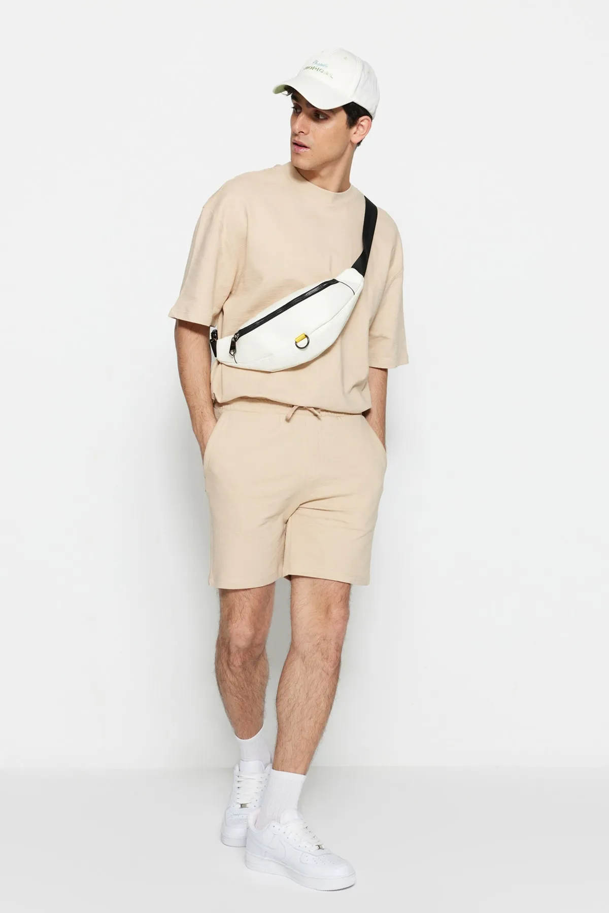 Trendyol Collection  Limitierte Auflage, beige, reguläre Shorts aus 100 % Baumwolle mit Struktur, TMNSS23SR00035