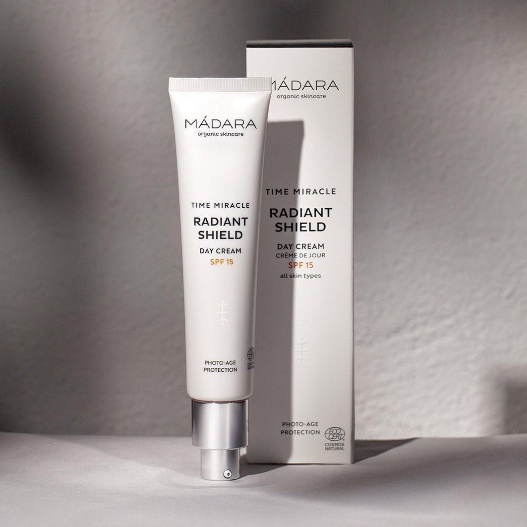 MÁDARA Radiants Shield strålende beskyttelsesdagkrem SPF15
