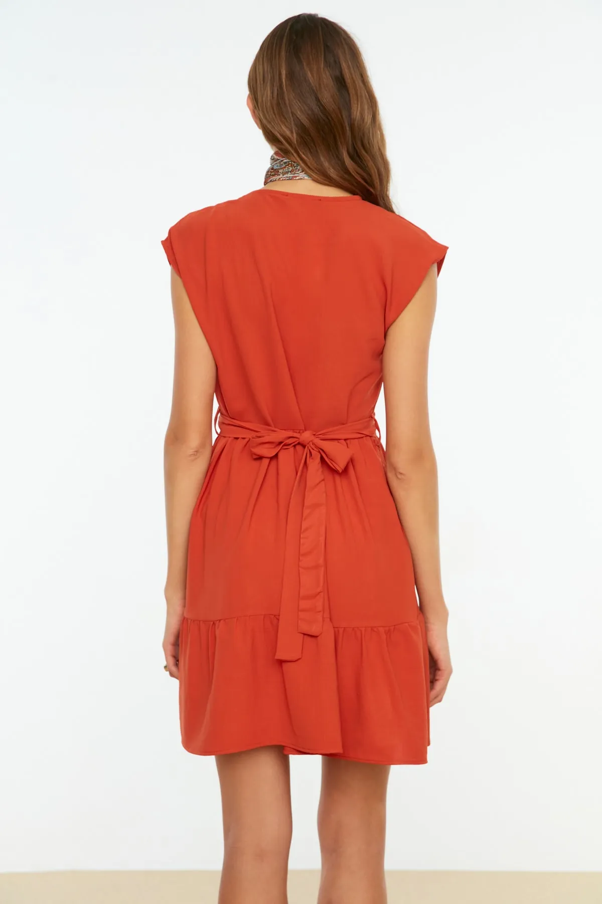 Trendyol Collection  Gefliestes Mini-Webkleid mit Gürtel TWOSS20EL0628