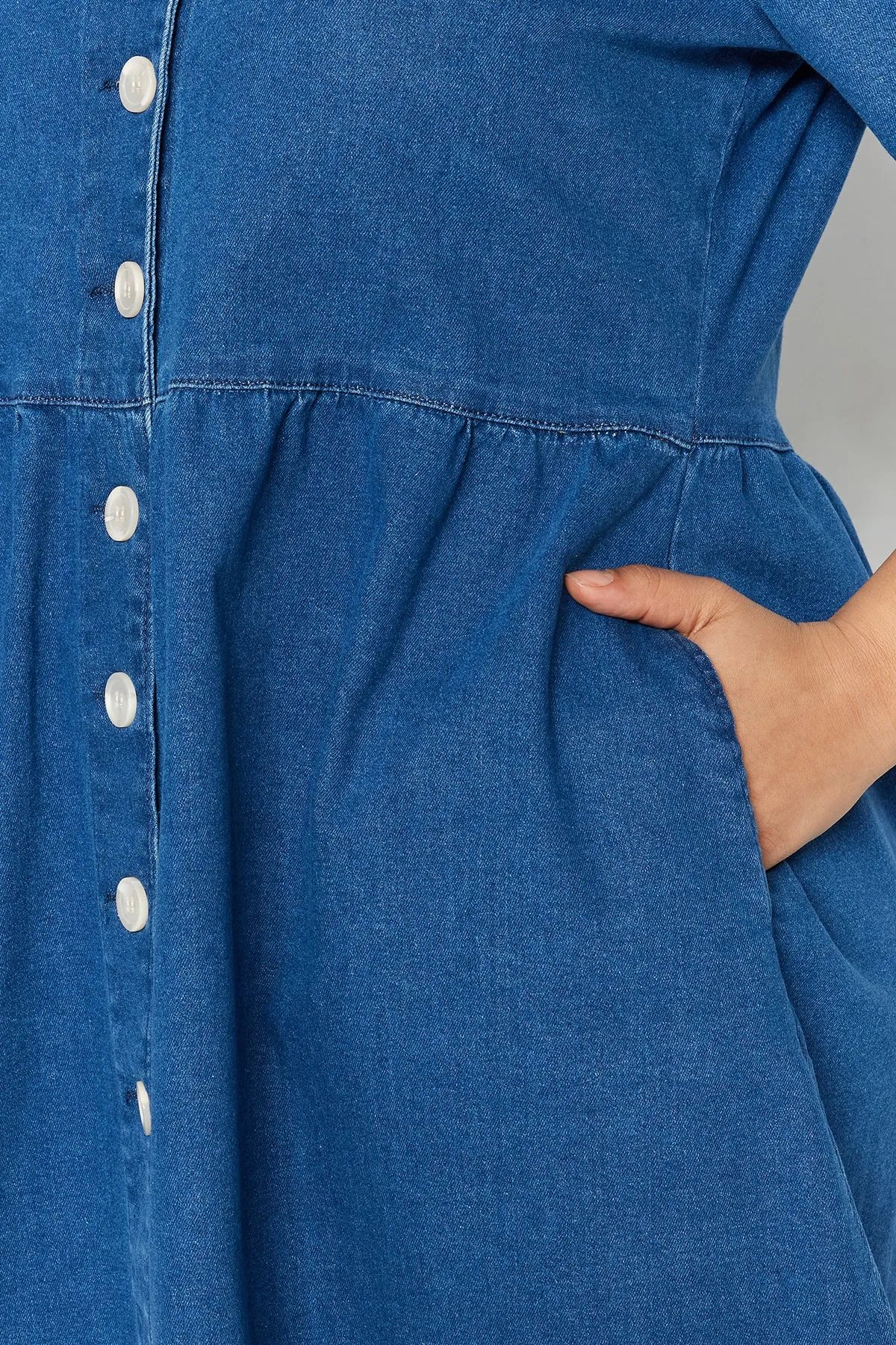 Trendyol Curve  Blaues Jeanskleid mit Taillenöffnung/Skater-V-Ausschnitt TBBSS23AH00078