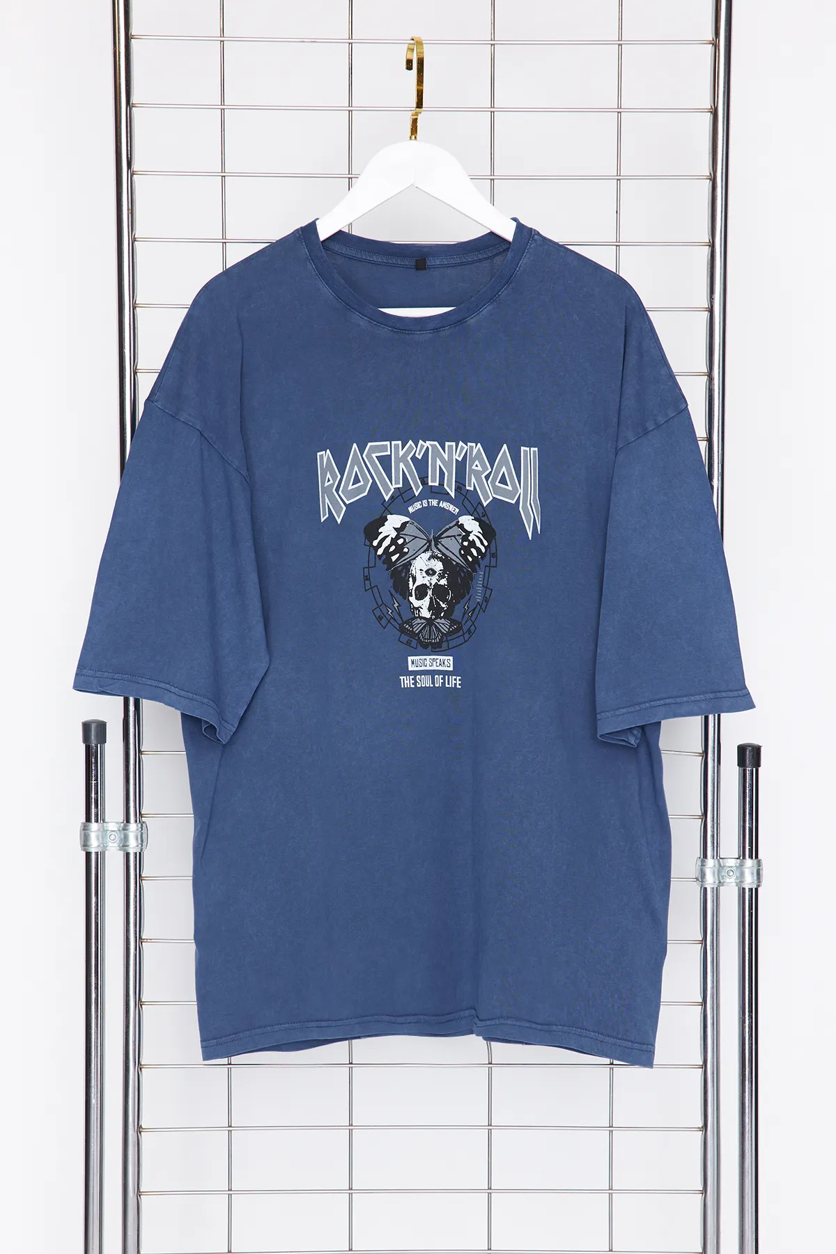 Trendyol Collection  Indigoblaues T-Shirt aus 100 % Baumwolle mit Übergröße/weiter Passform und Distressed-/Blasseffekt im Rock-Print TMNSS23TS00167