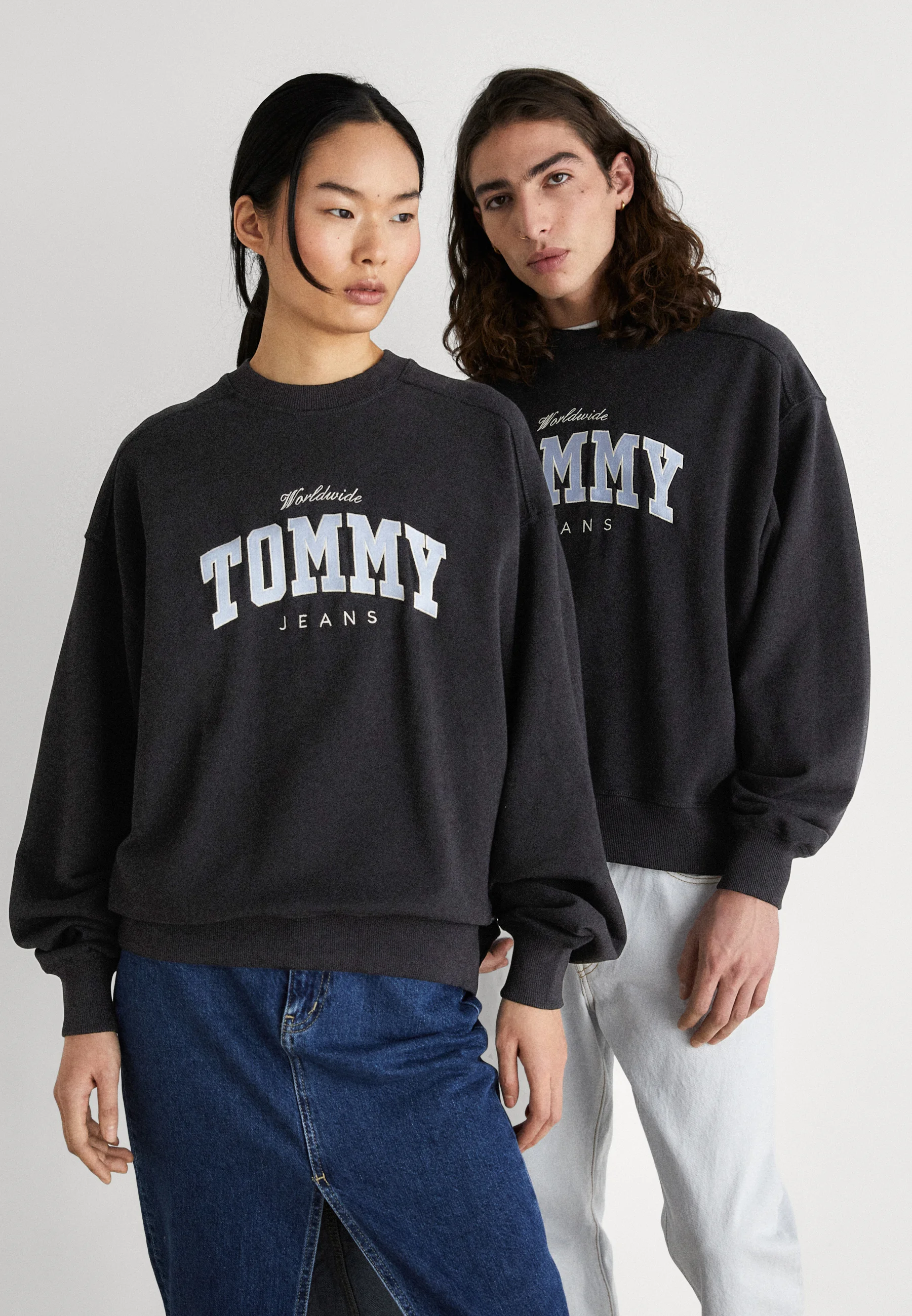 Sudadera Tommy Jeans BOXY VARSITY CREW UNISEX